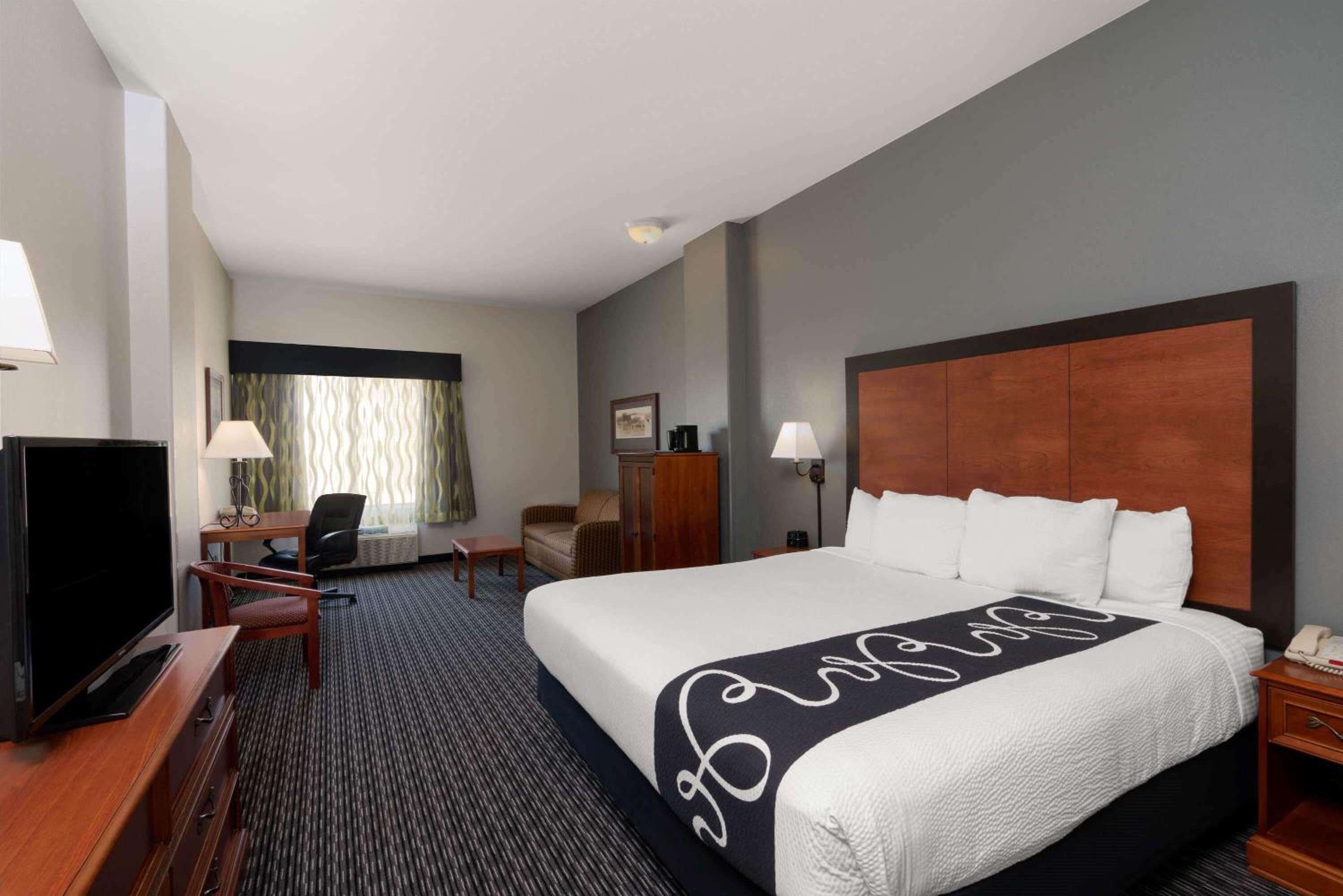 Deluxe King Room - Photo 4