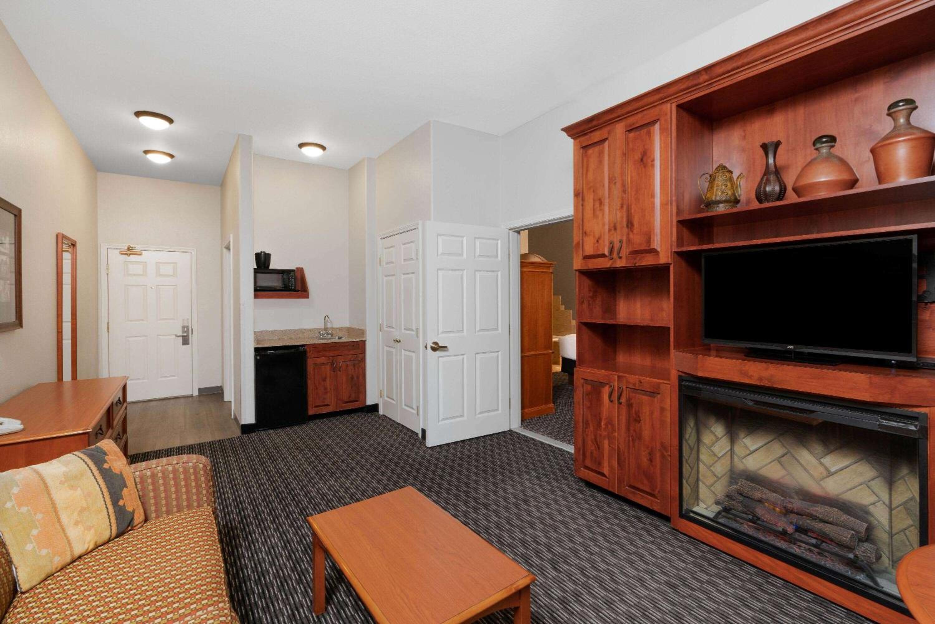 Deluxe King Room with Mobility/Hearing Impaired Access - Non-Smoking - Photo 2