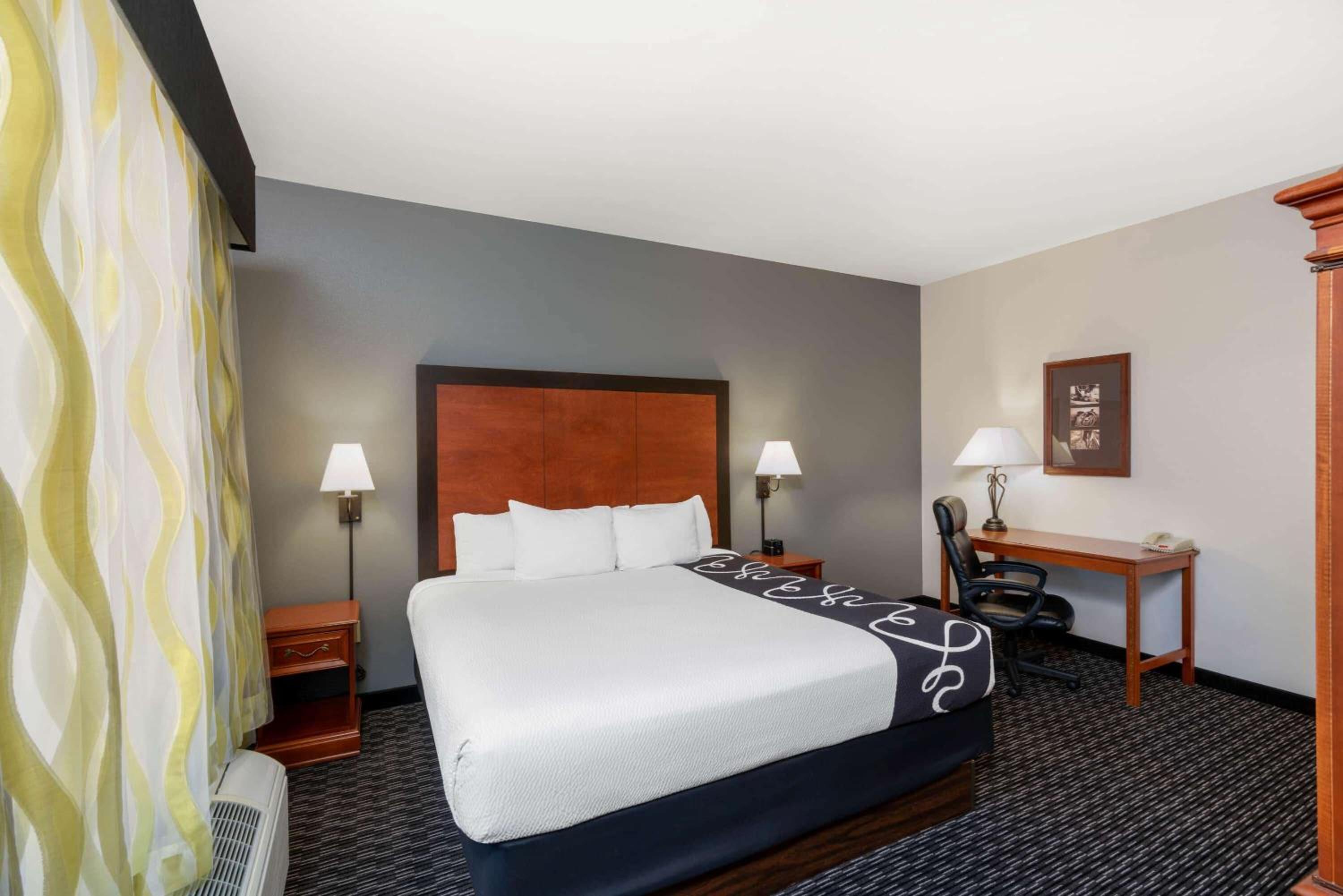 Deluxe King Room - Photo 2