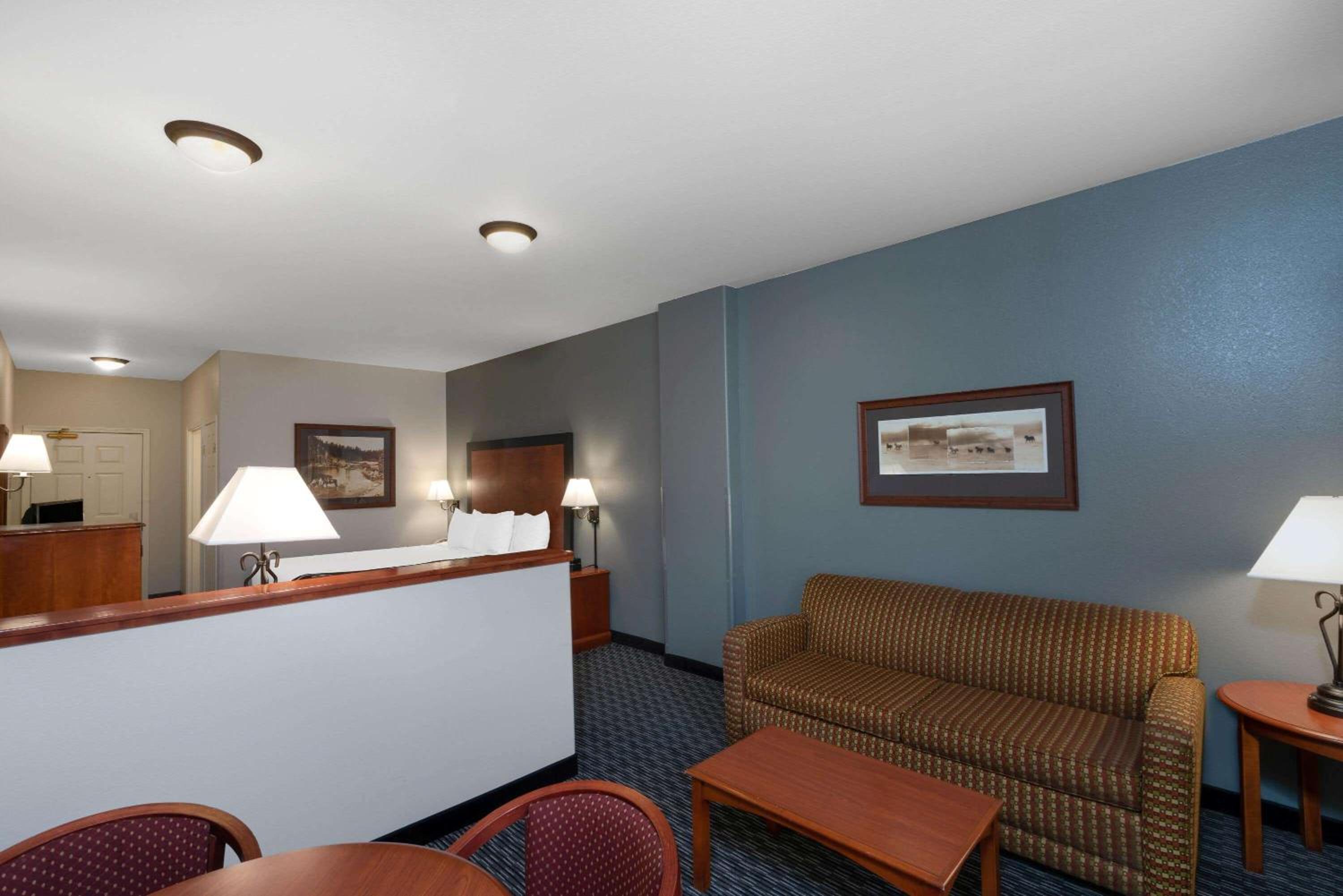 Deluxe King Room with Sofa Bed - Photo 2