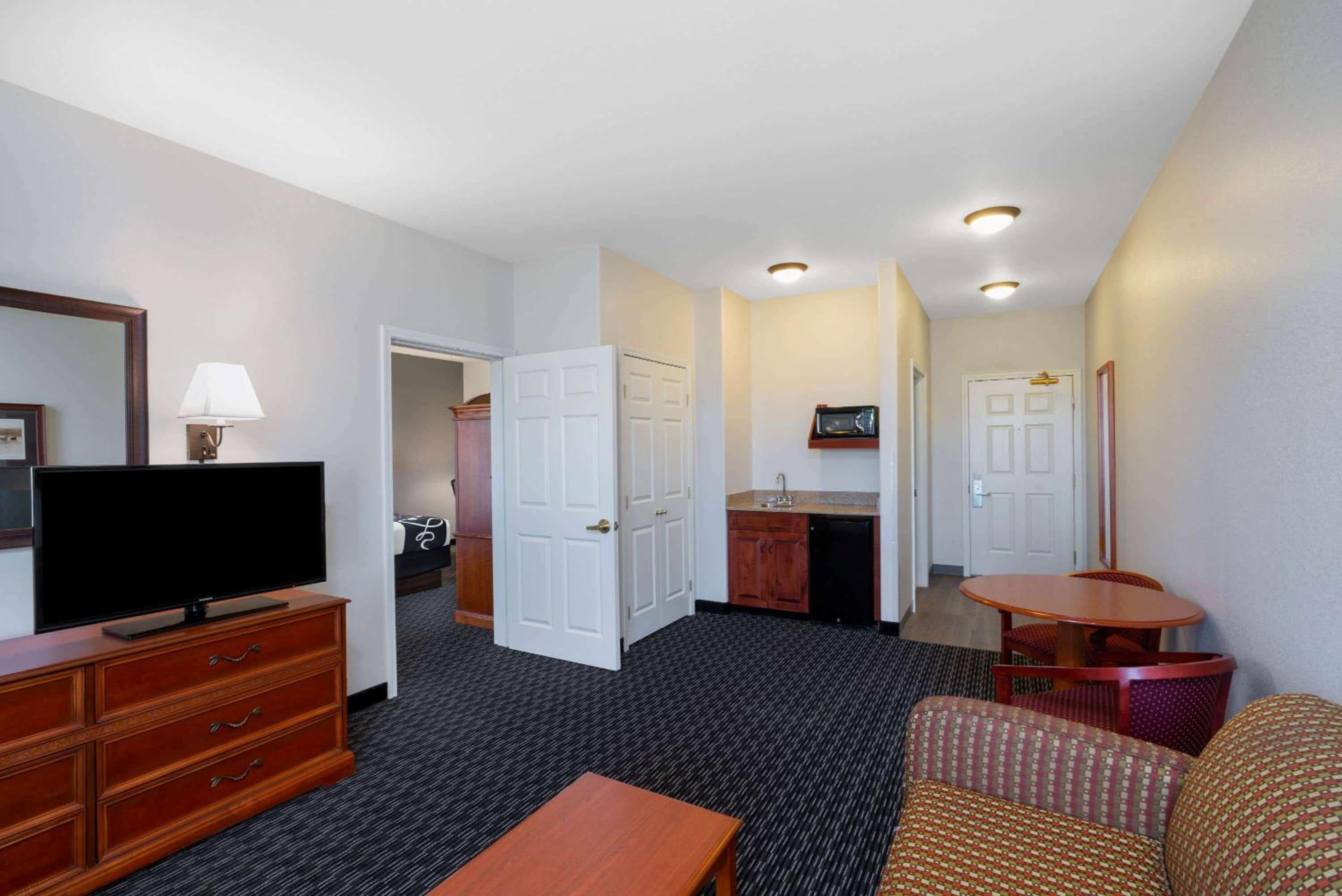 Deluxe Family Suite - Non-Smoking - Photo 1