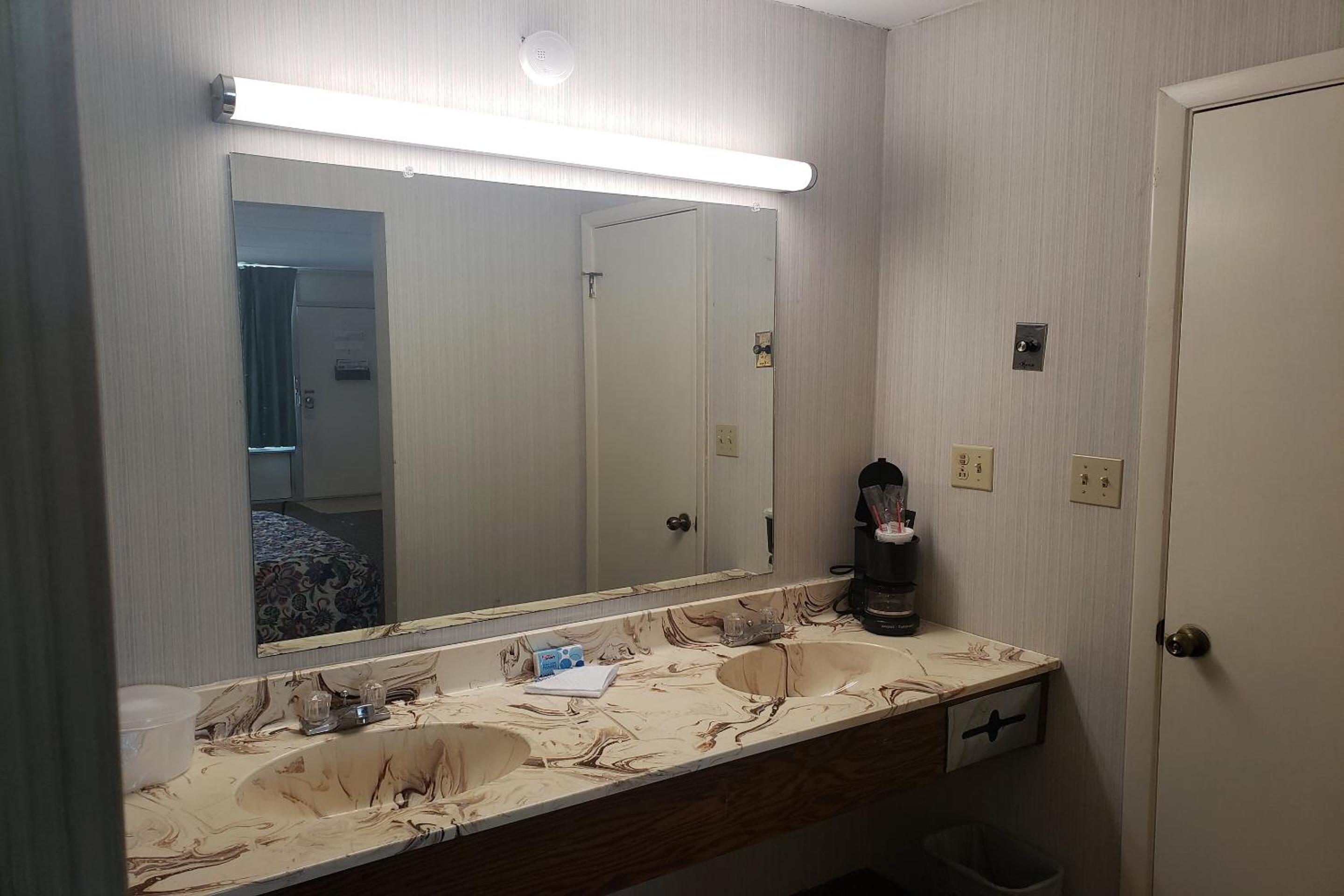 Queen Room with Two Queen Beds photo 2
