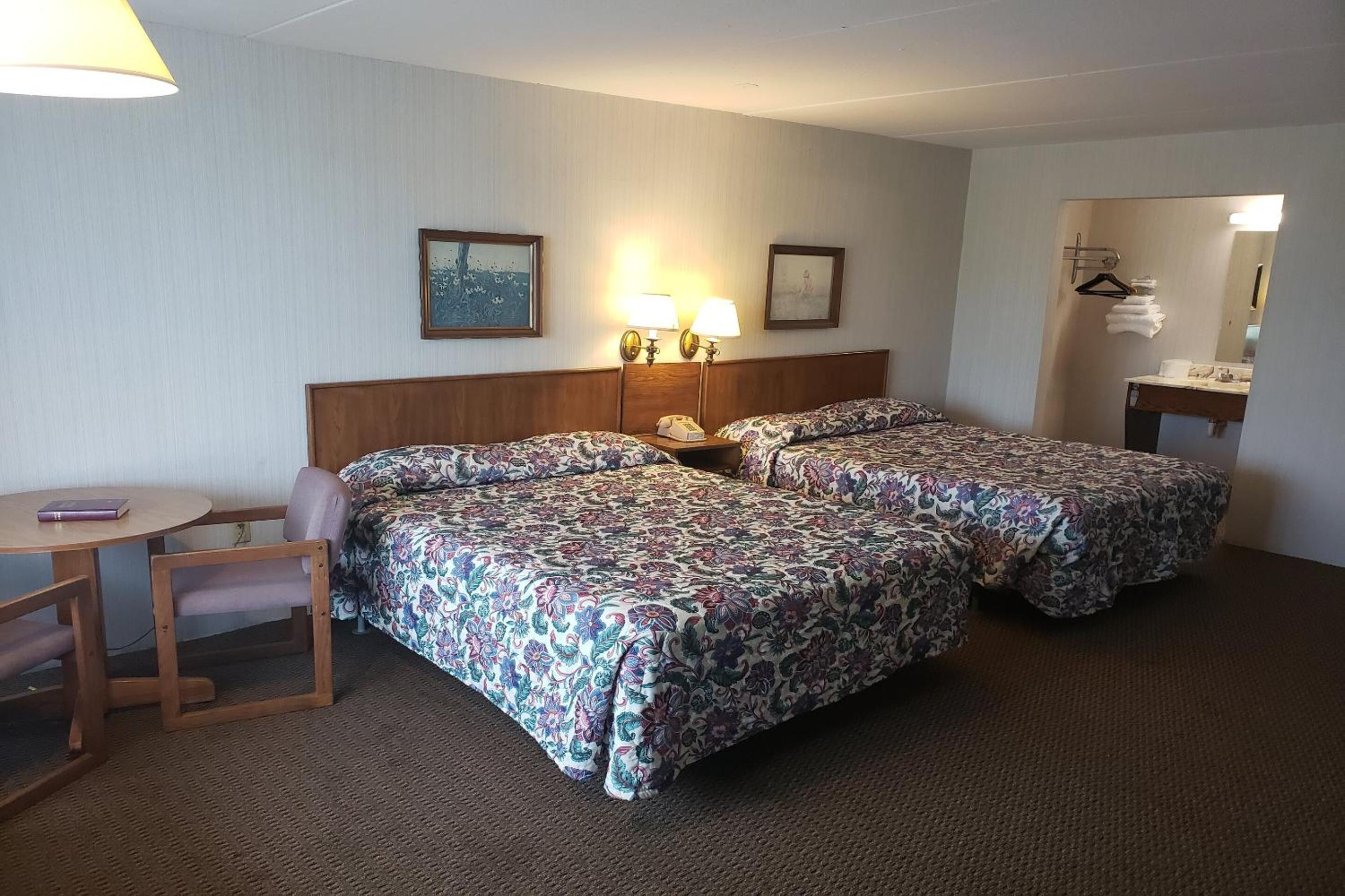 Queen Room with Two Queen Beds photo 3