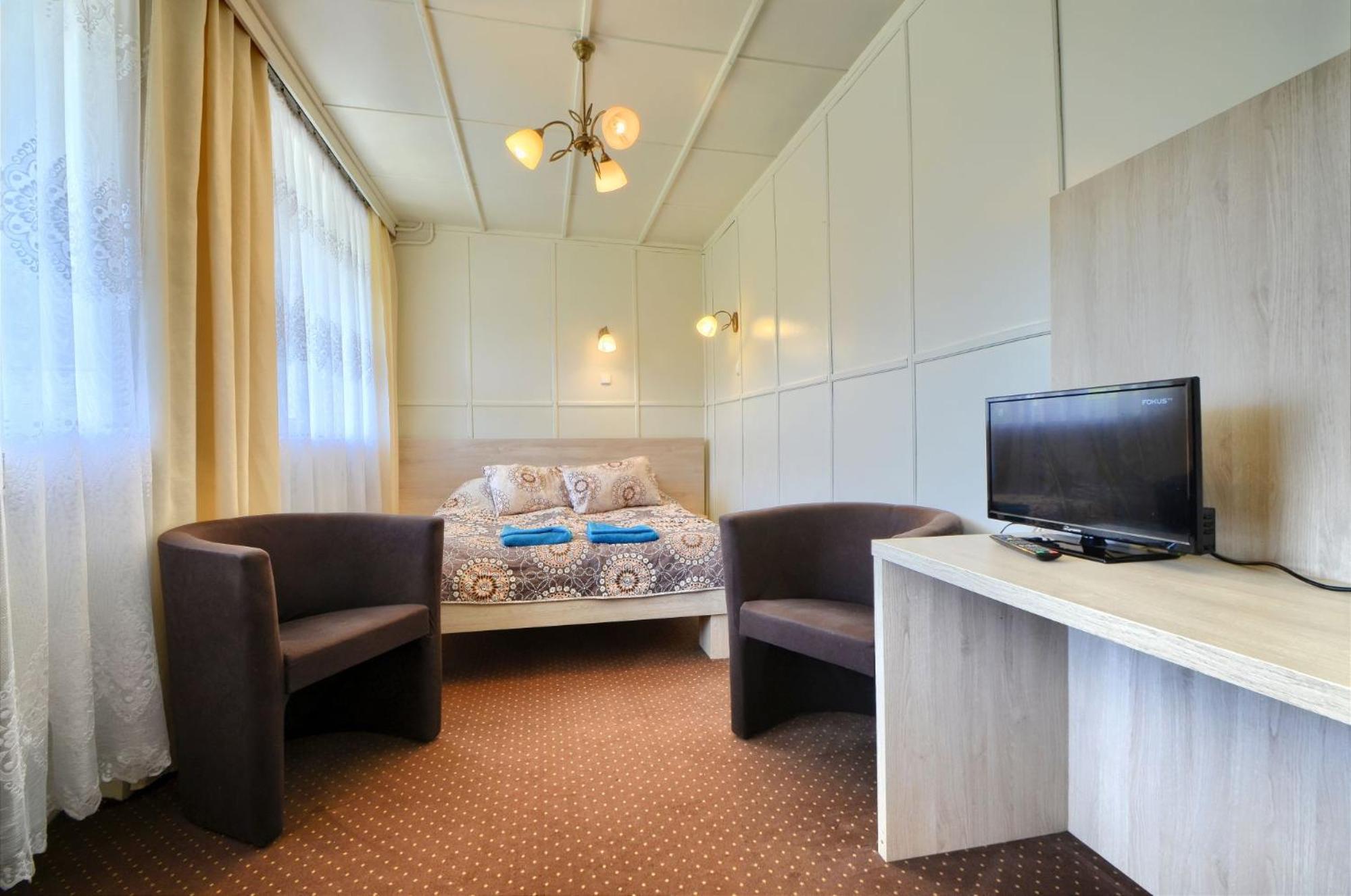 Queen Studio with Sofa Bed photo 2