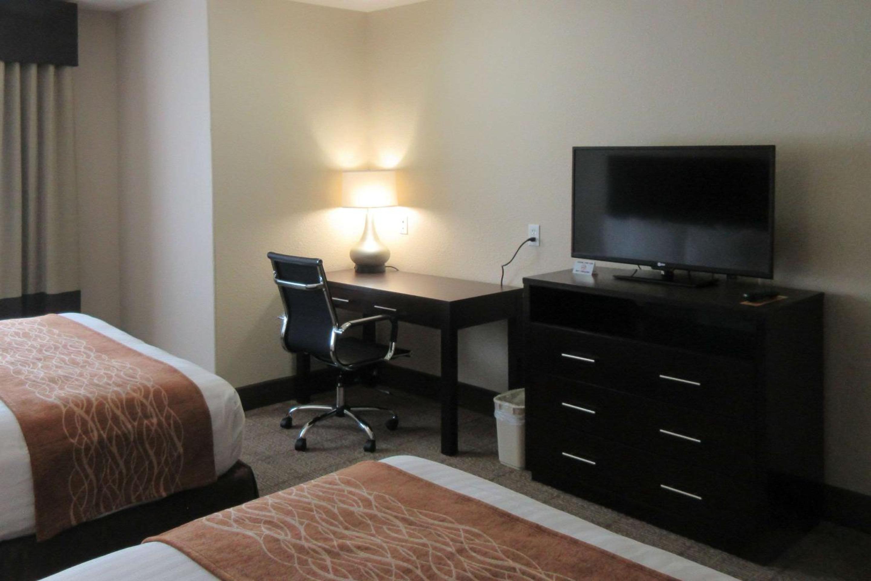 Queen Room with Two Queen Beds - Non-Smoking - Photo 1