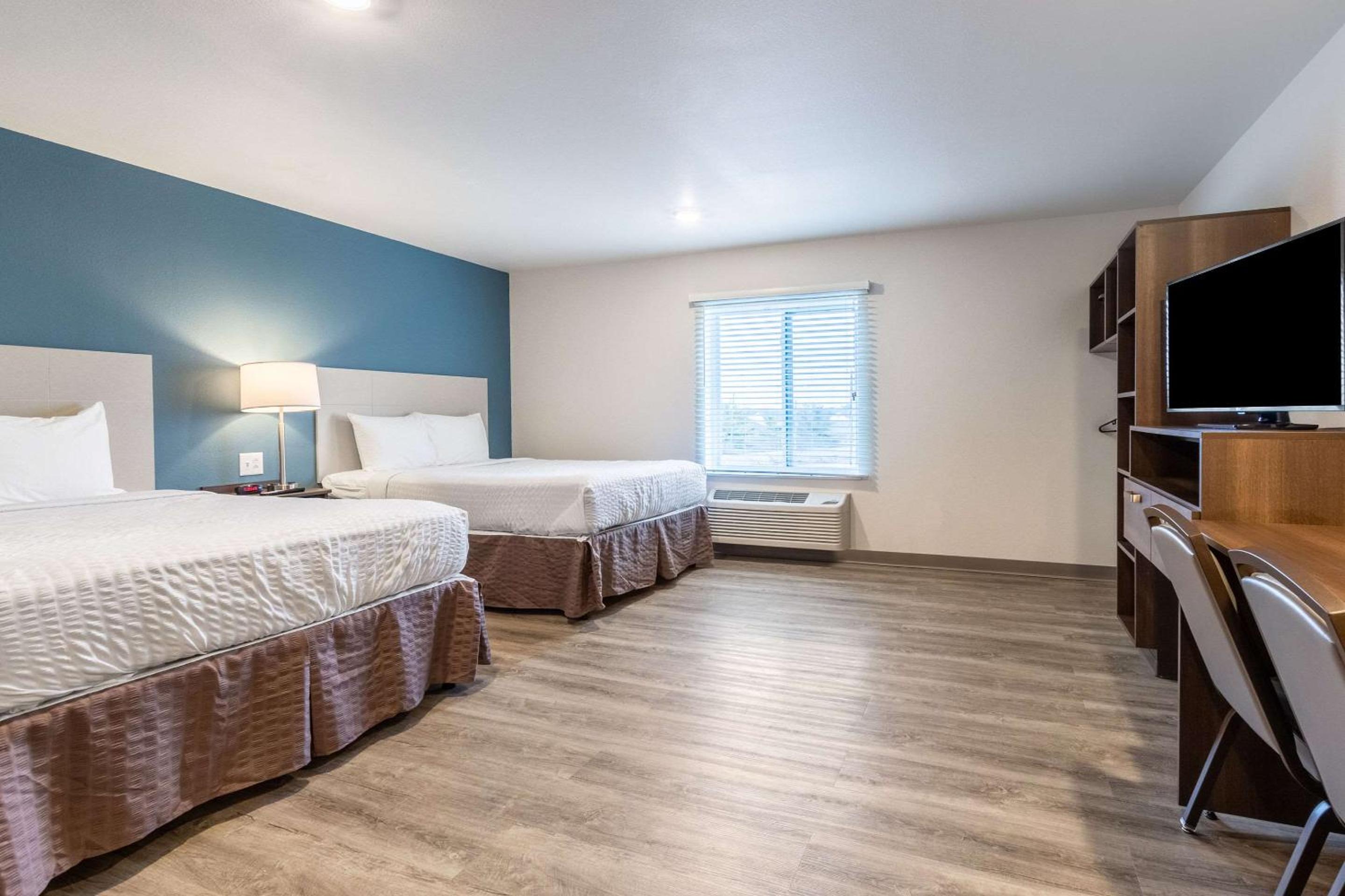 Queen Room with Two Queen Beds and Desk - Non-Smoking - Photo 7