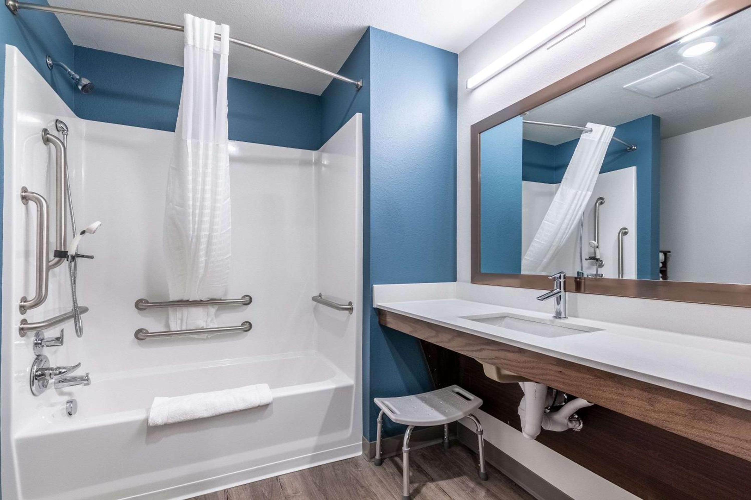 Queen Room with Two Queen Beds - Disability Access/Non-Smoking - Photo 6