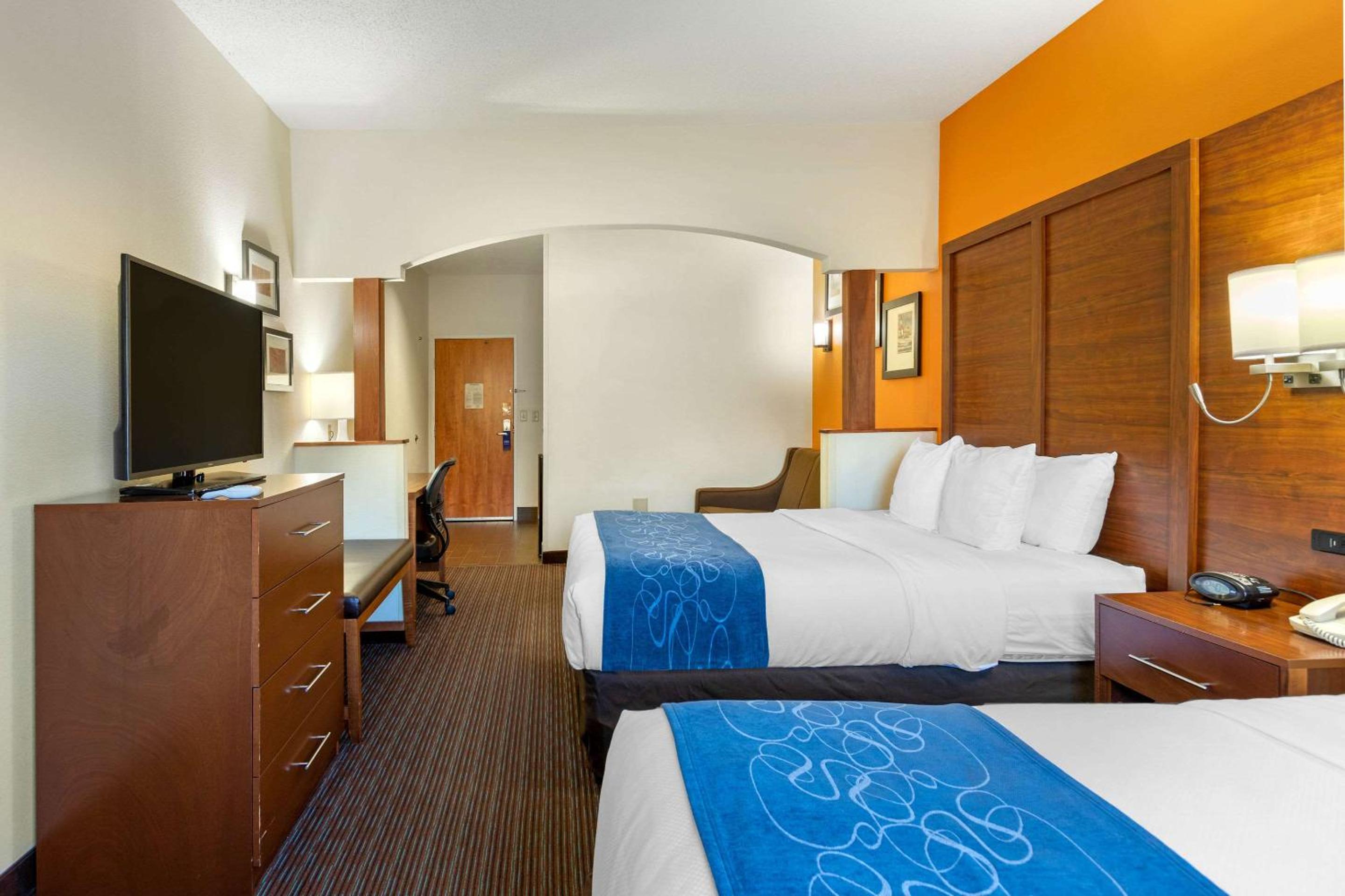 Queen Room with Two Queen Beds - Non-Smoking - Photo 3