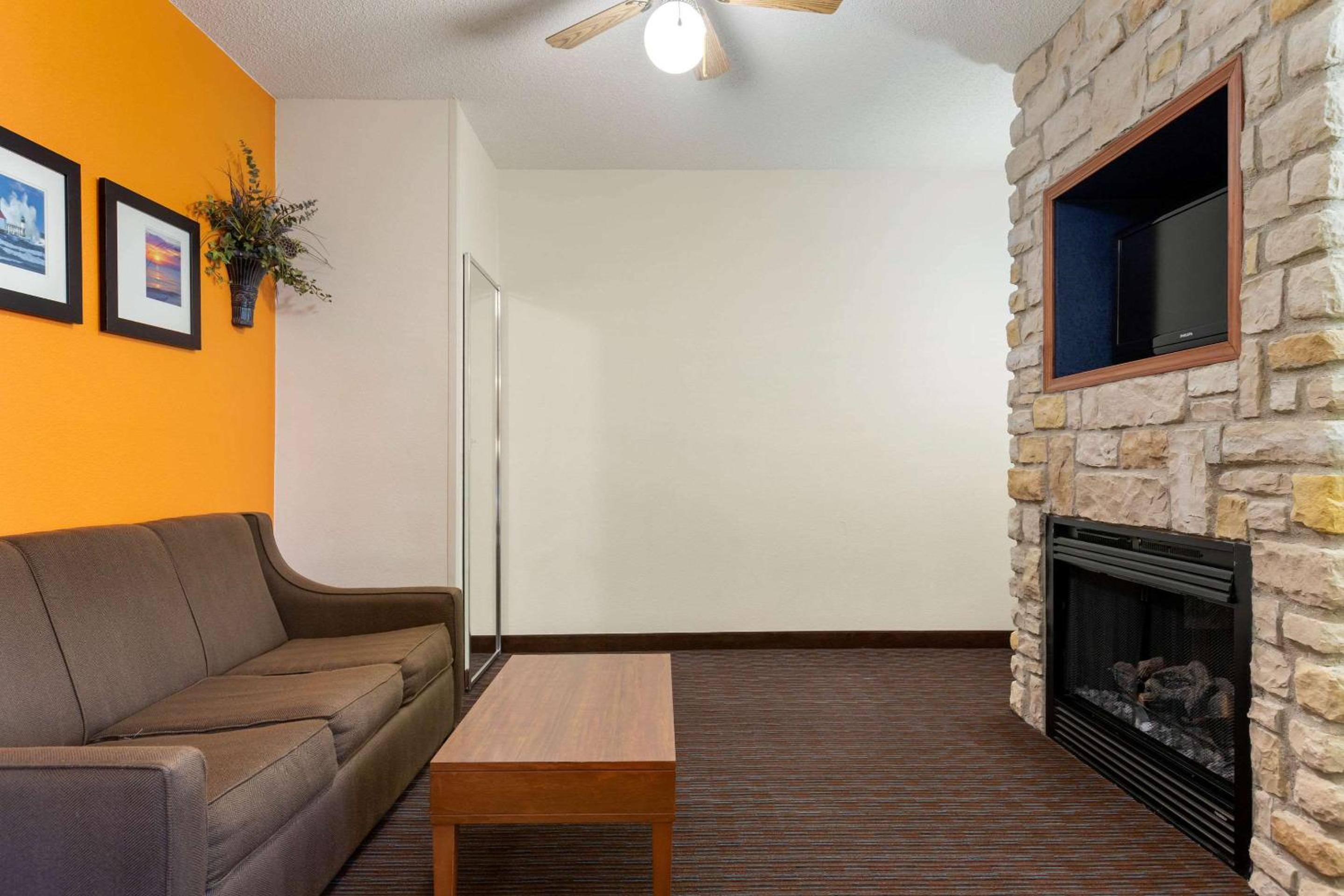 King Suite with Fireplace - Non-Smoking - Photo 1