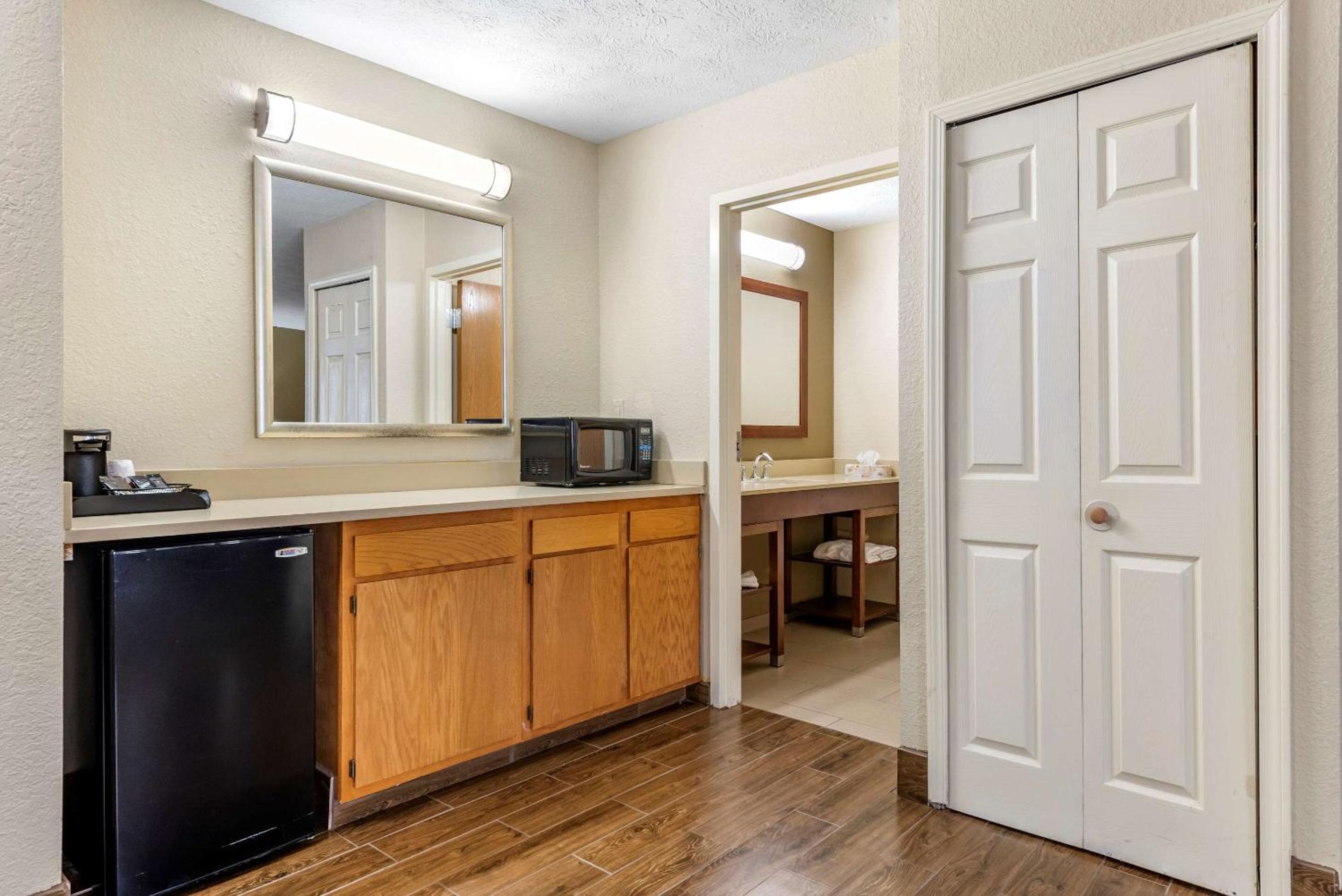 King Suite - Non Smoking - Photo 6