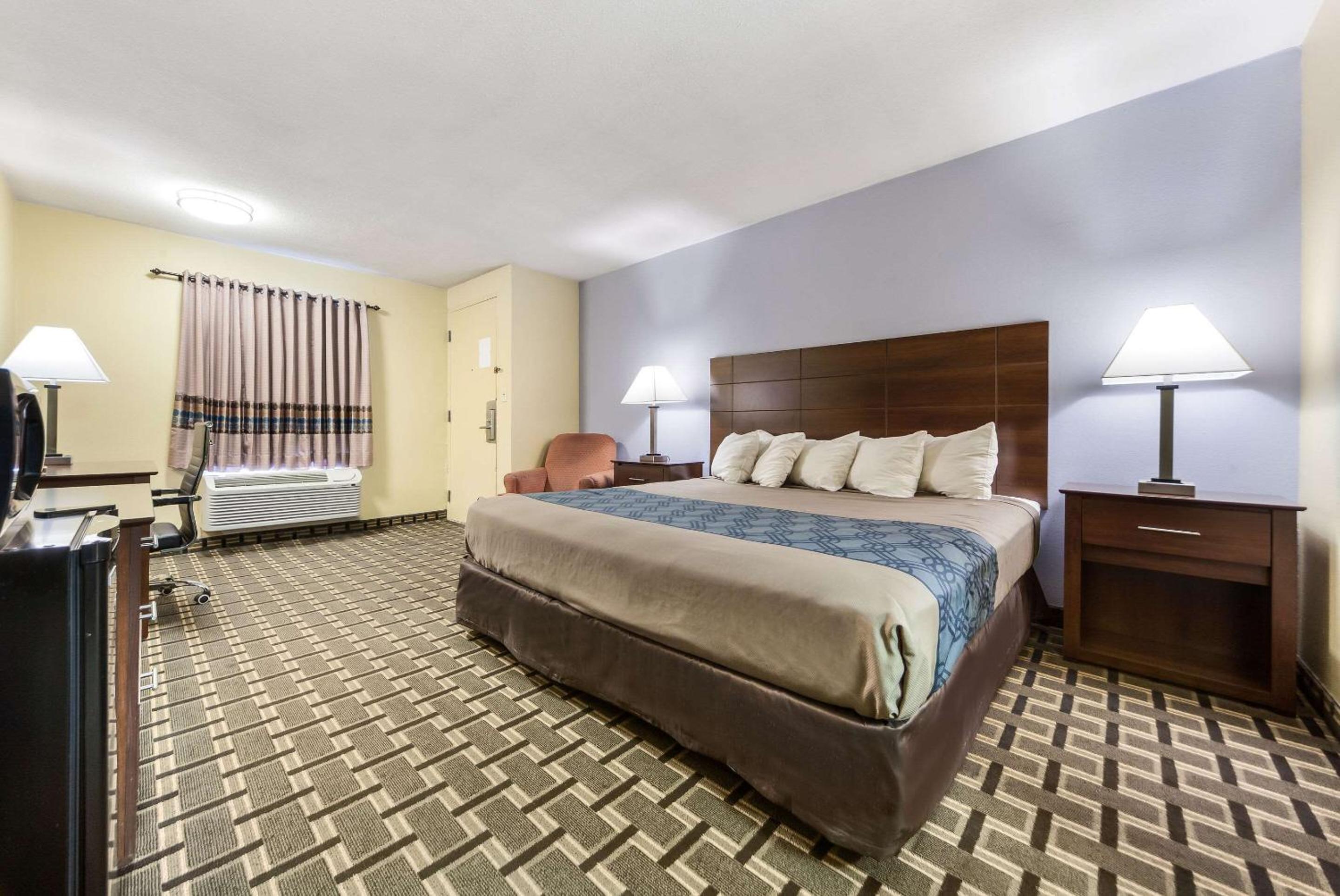 Standard King Room - Non-Smoking  - Photo 2