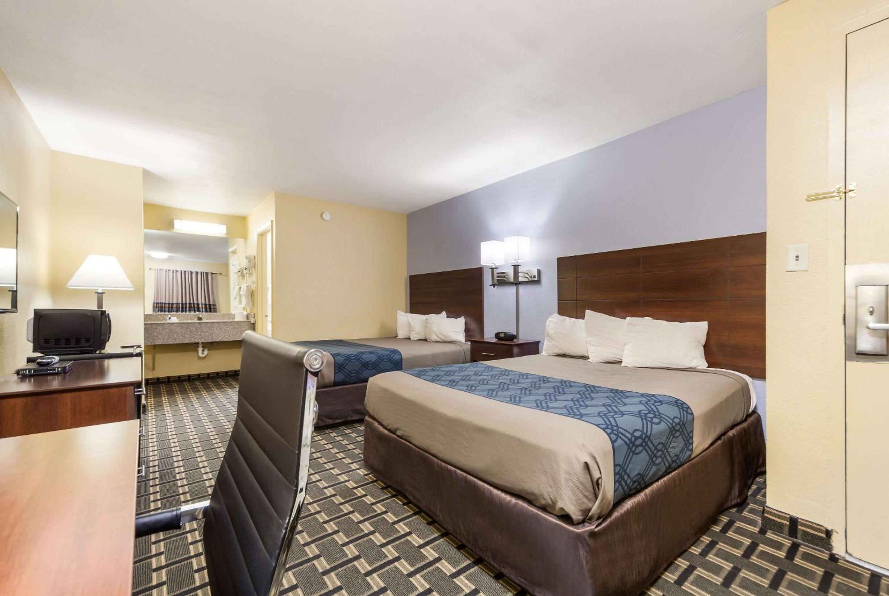 Standard Queen Room with Two Queen Beds - Non-Smoking - Photo 3