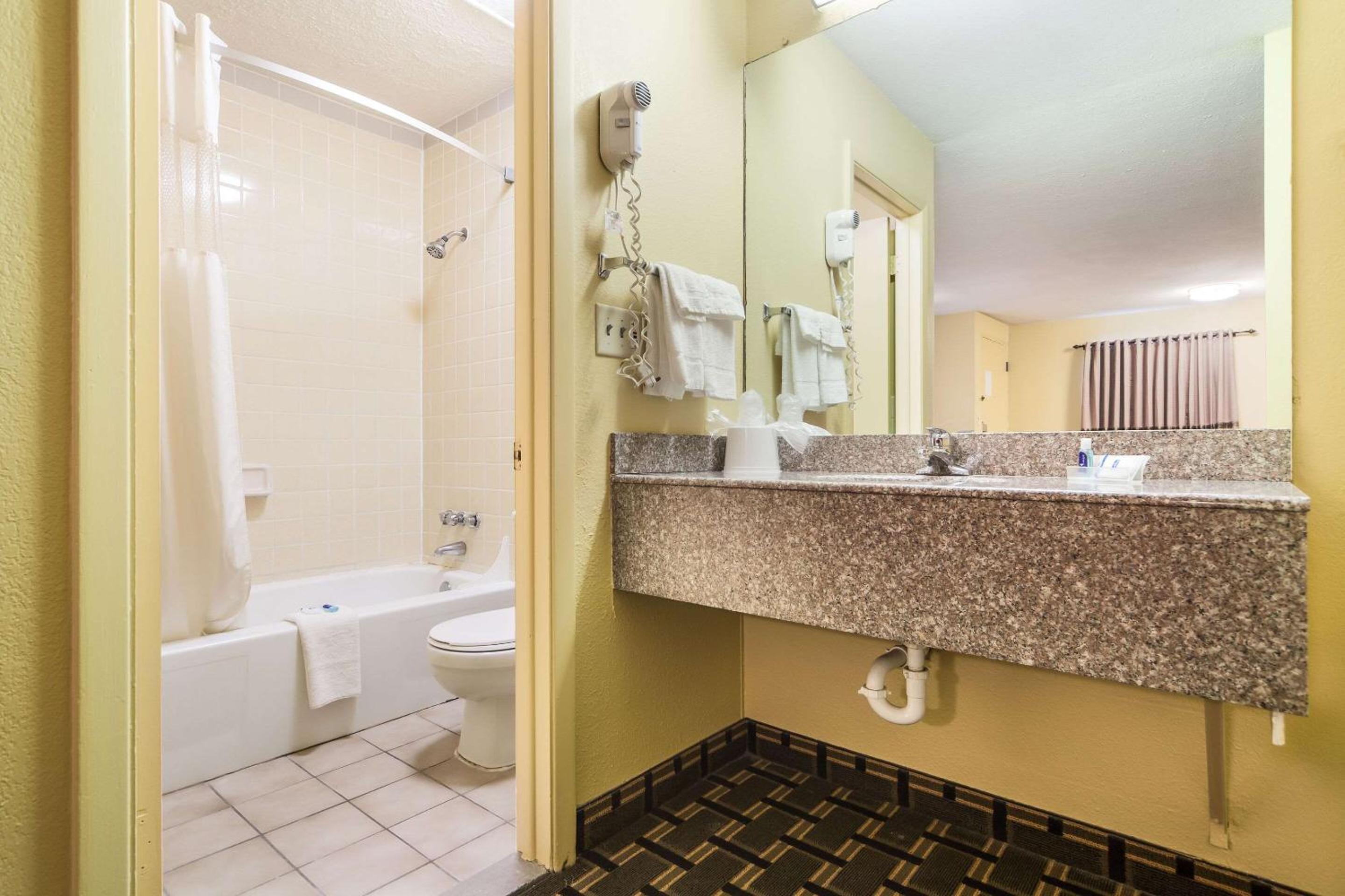 Standard King Room - Non-Smoking  - Photo 3