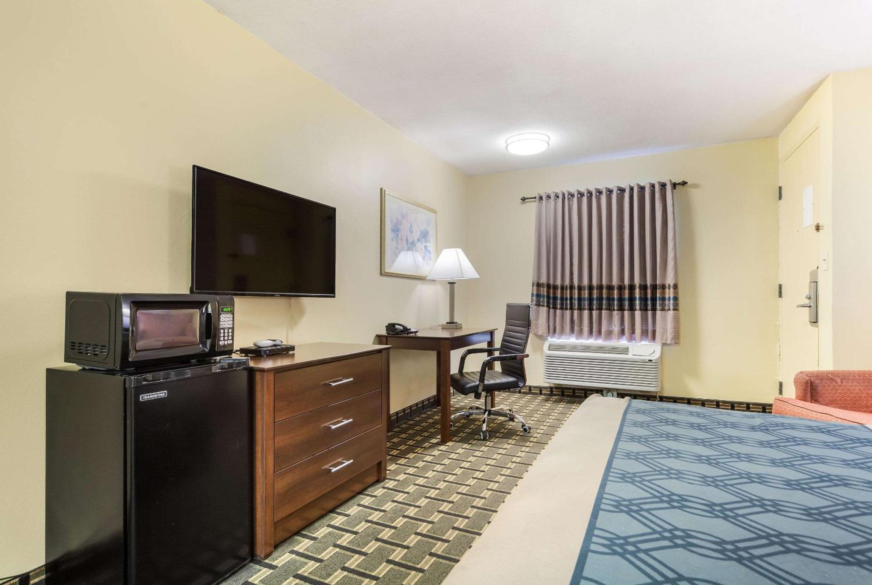 Standard King Room - Non-Smoking  - Photo 4