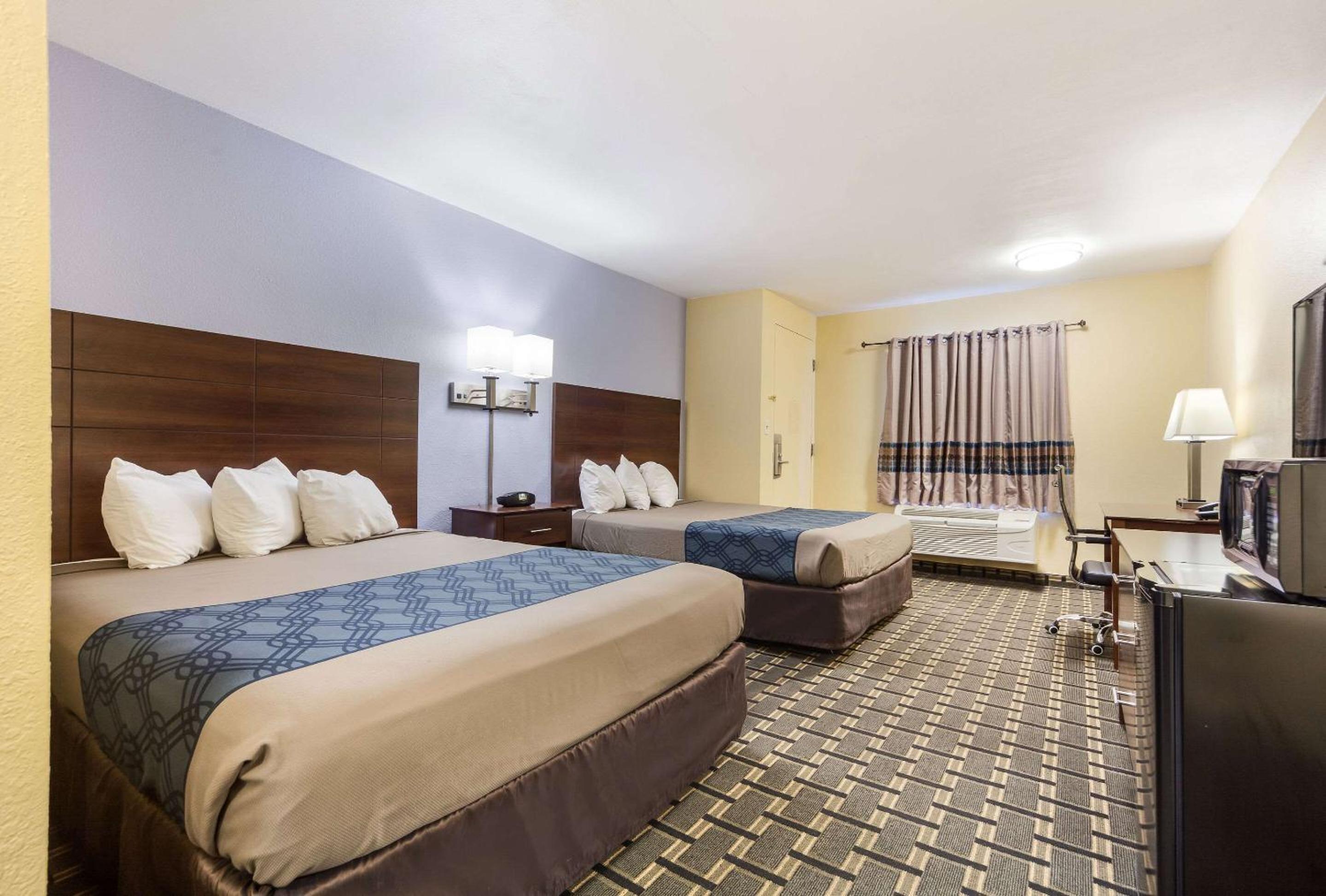 Standard Queen Room with Two Queen Beds - Non-Smoking - Photo 2