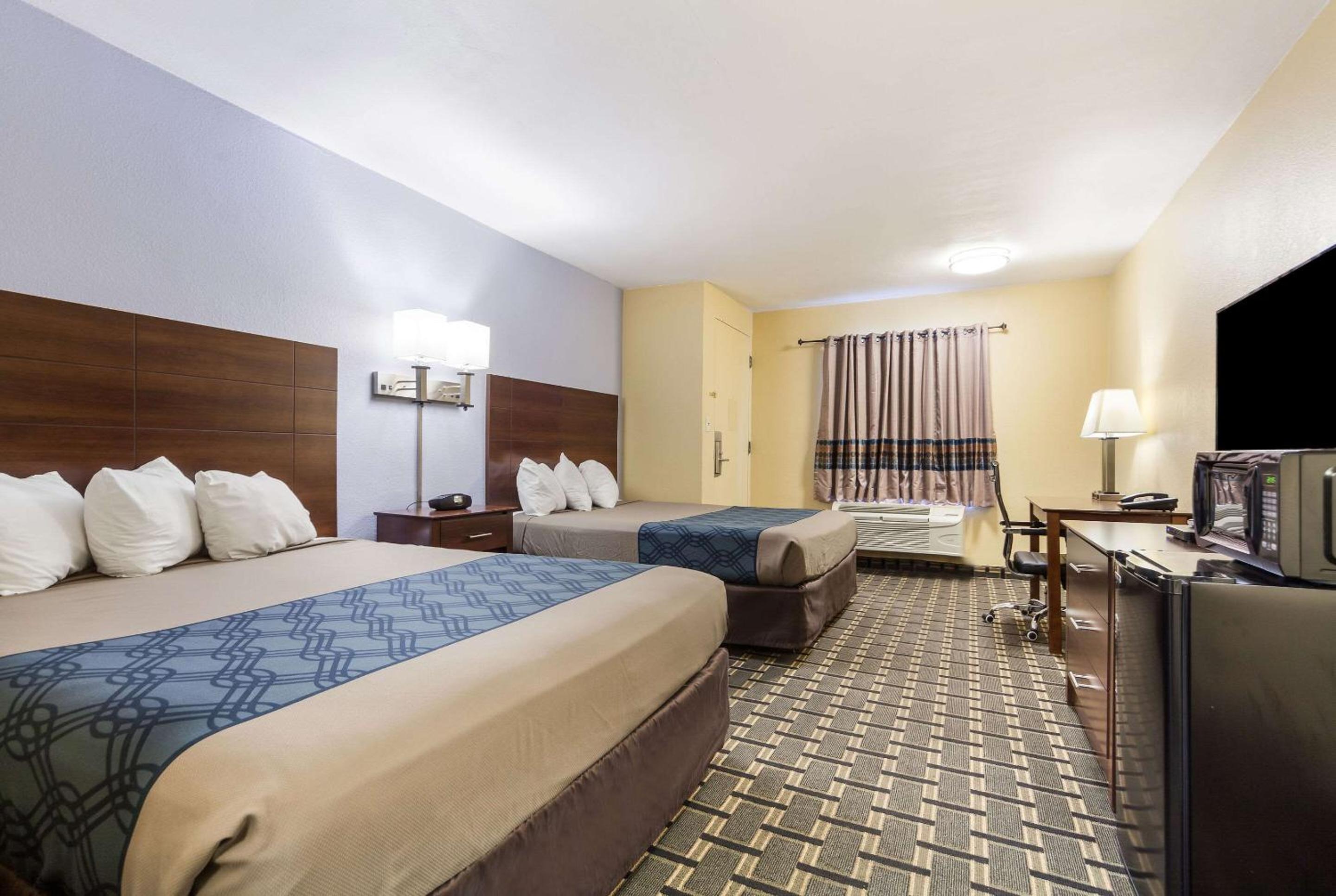 Standard Queen Room with Two Queen Beds - Non-Smoking - Photo 4
