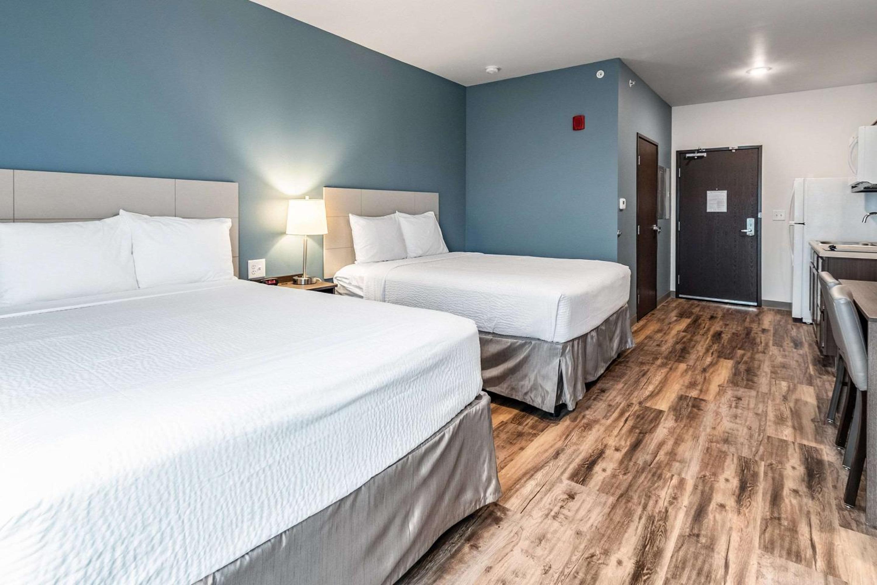 Standard Queen Room with Two Queen Beds - Non-Smoking - Photo 1