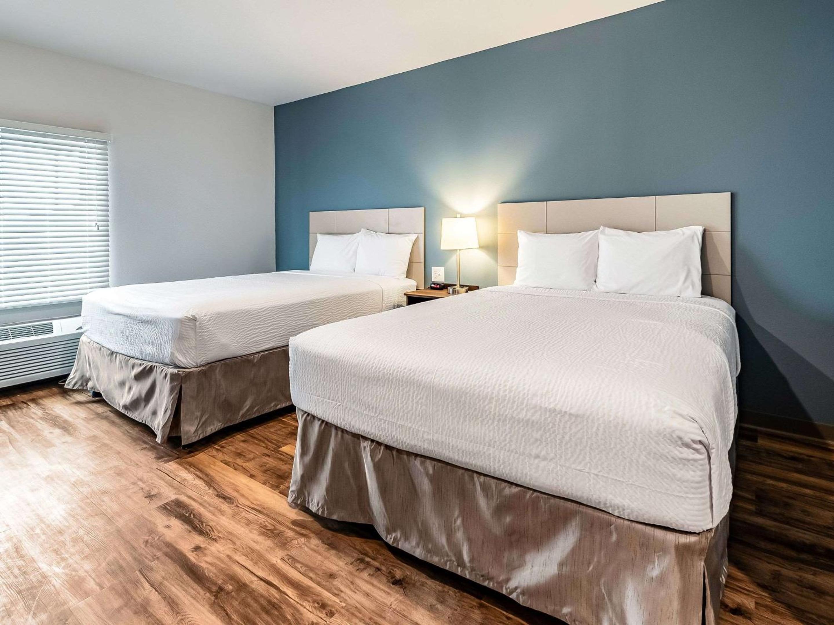 Standard Queen Room with Two Queen Beds - Non-Smoking - Photo 2