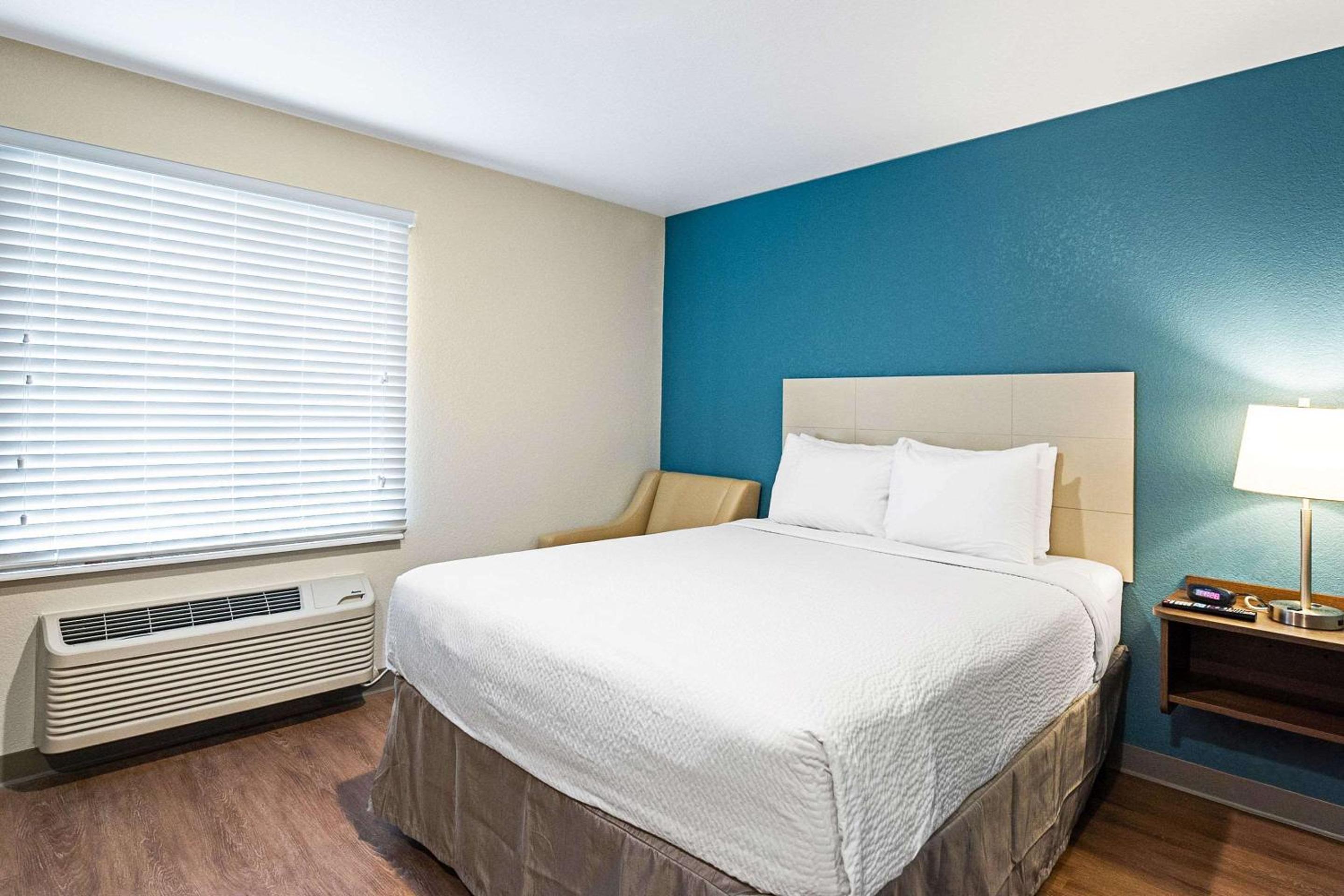 Queen Room  with Roll-In Shower - Disability Access/Non-Smoking photo 2