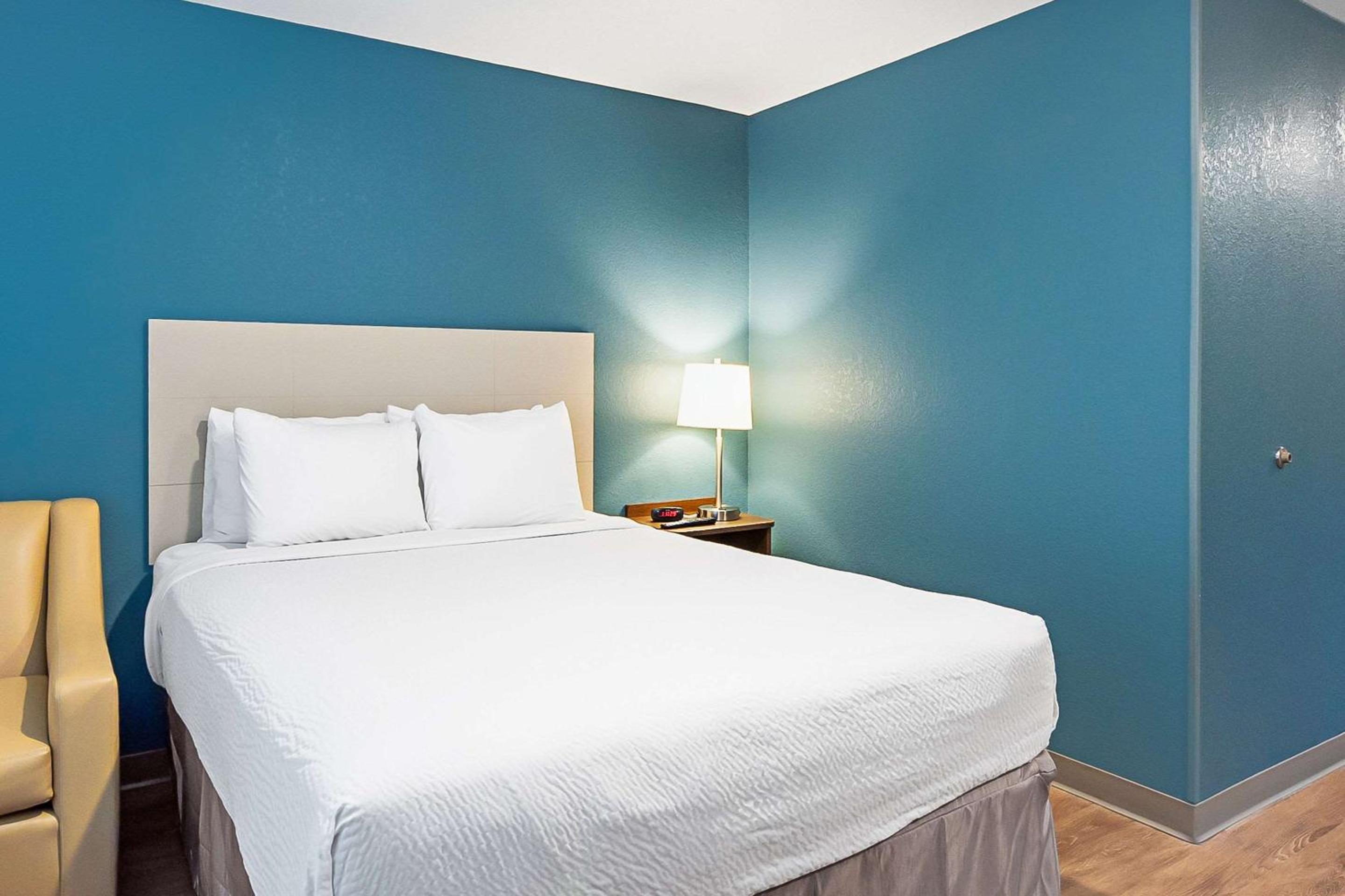 Queen Room  with Roll-In Shower - Disability Access/Non-Smoking photo 3
