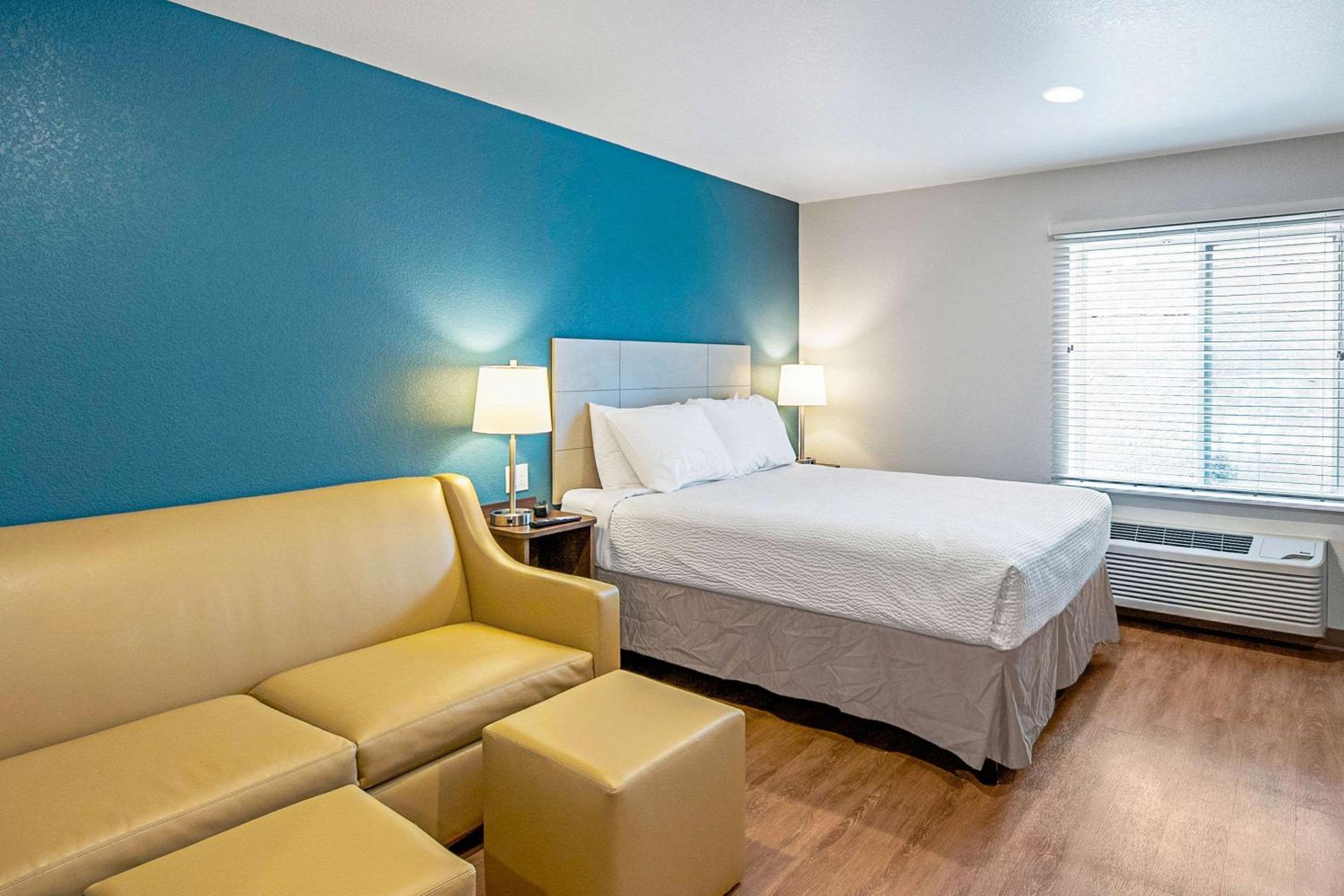 Queen Room with Sofa Bed - Non-Smoking photo 1