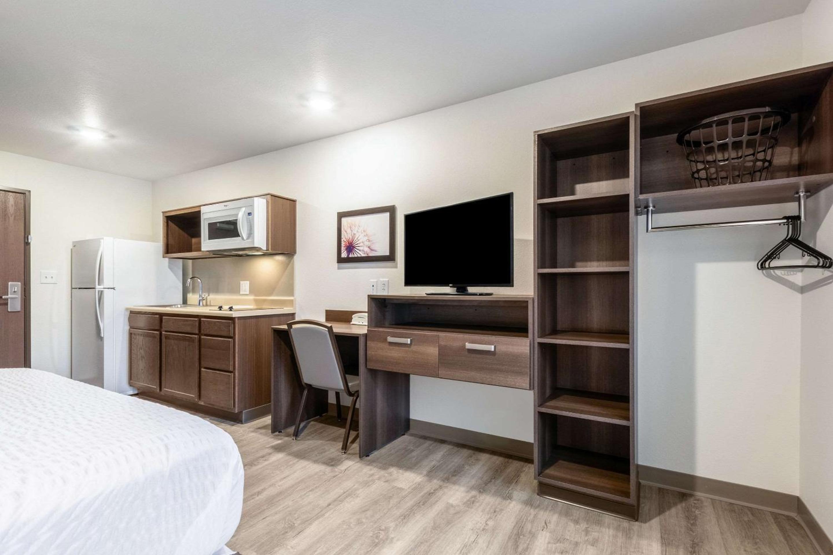 Queen Room  with Roll-In Shower - Disability Access/Non-Smoking - Photo 6
