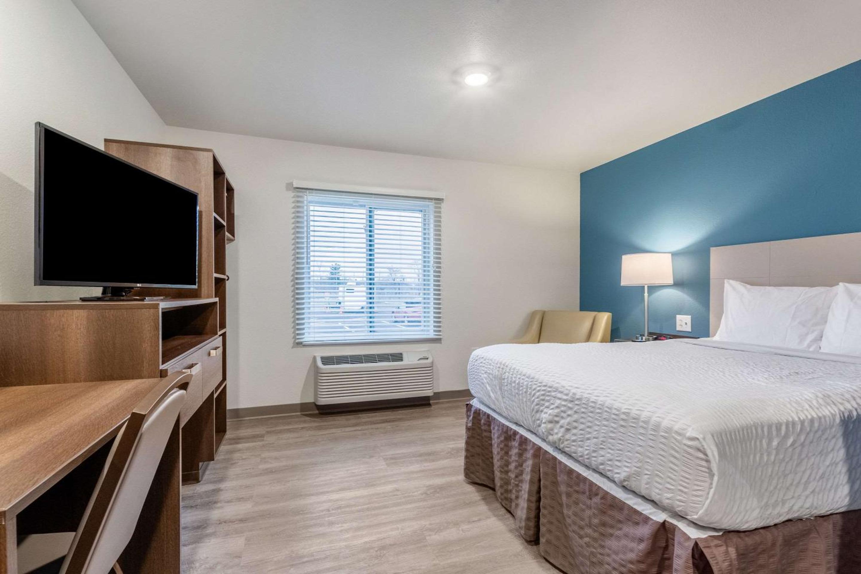 Queen Room  with Roll-In Shower - Disability Access/Non-Smoking - Photo 2