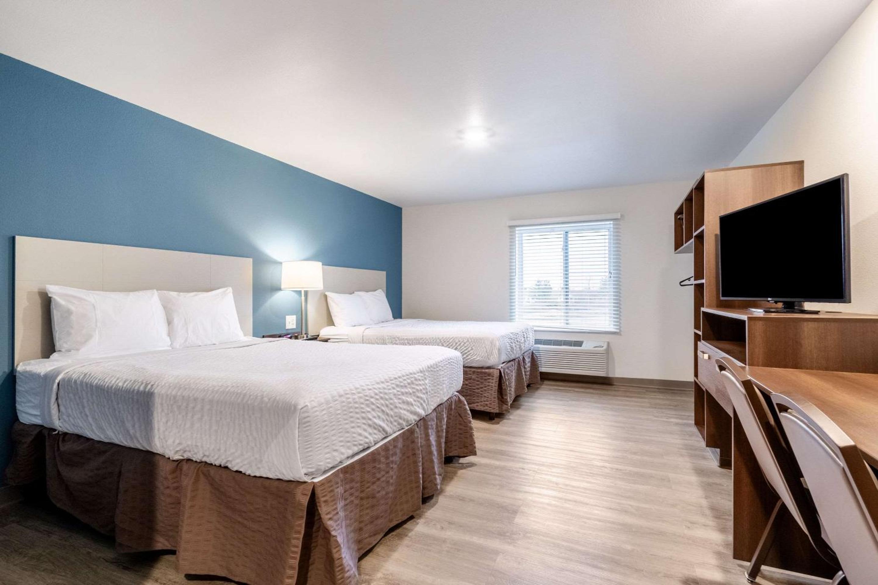 Queen Room with Two Queen Beds and Desk - Non-Smoking - Photo 11