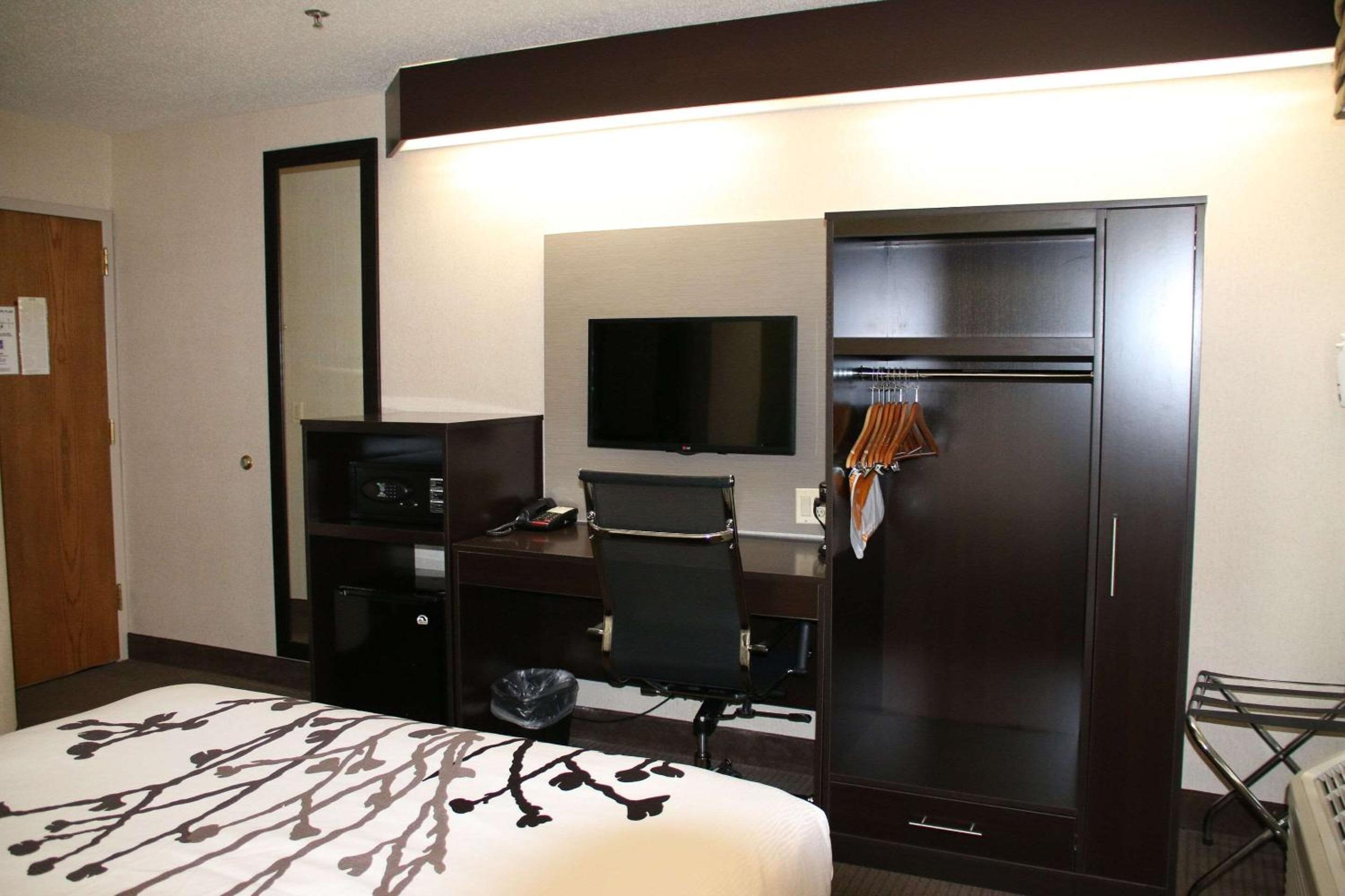 Queen Room - Non-Smoking - Photo 5
