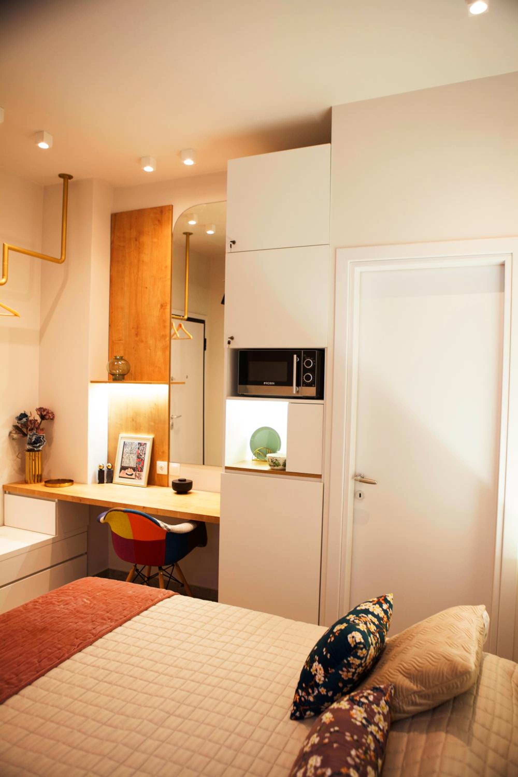 One-Bedroom Apartment - Photo 2