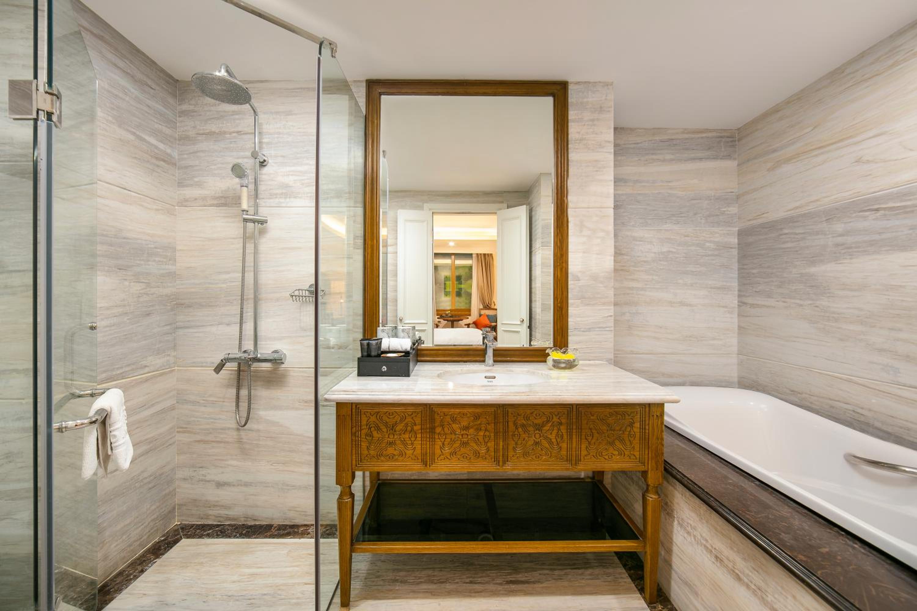 Deluxe Double Room with Bathtub photo 3