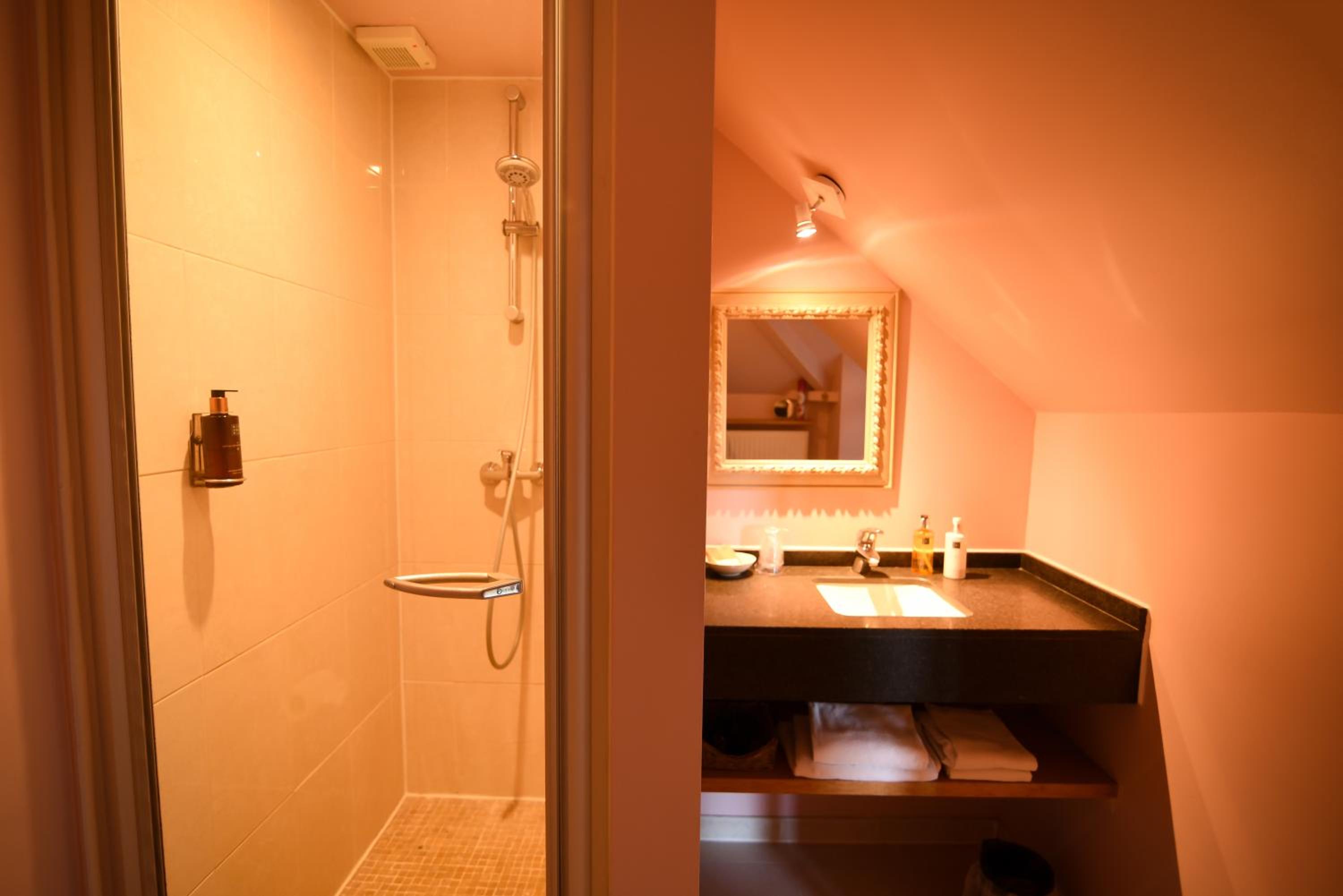 Small Double Room with Private Shower photo 2