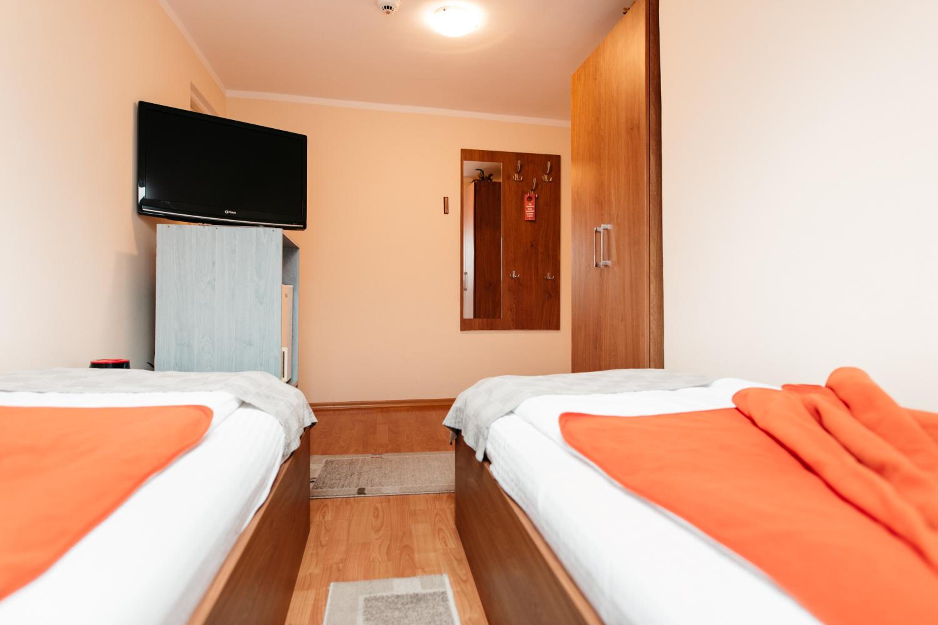 Twin Room with Private Bathroom - Photo 3