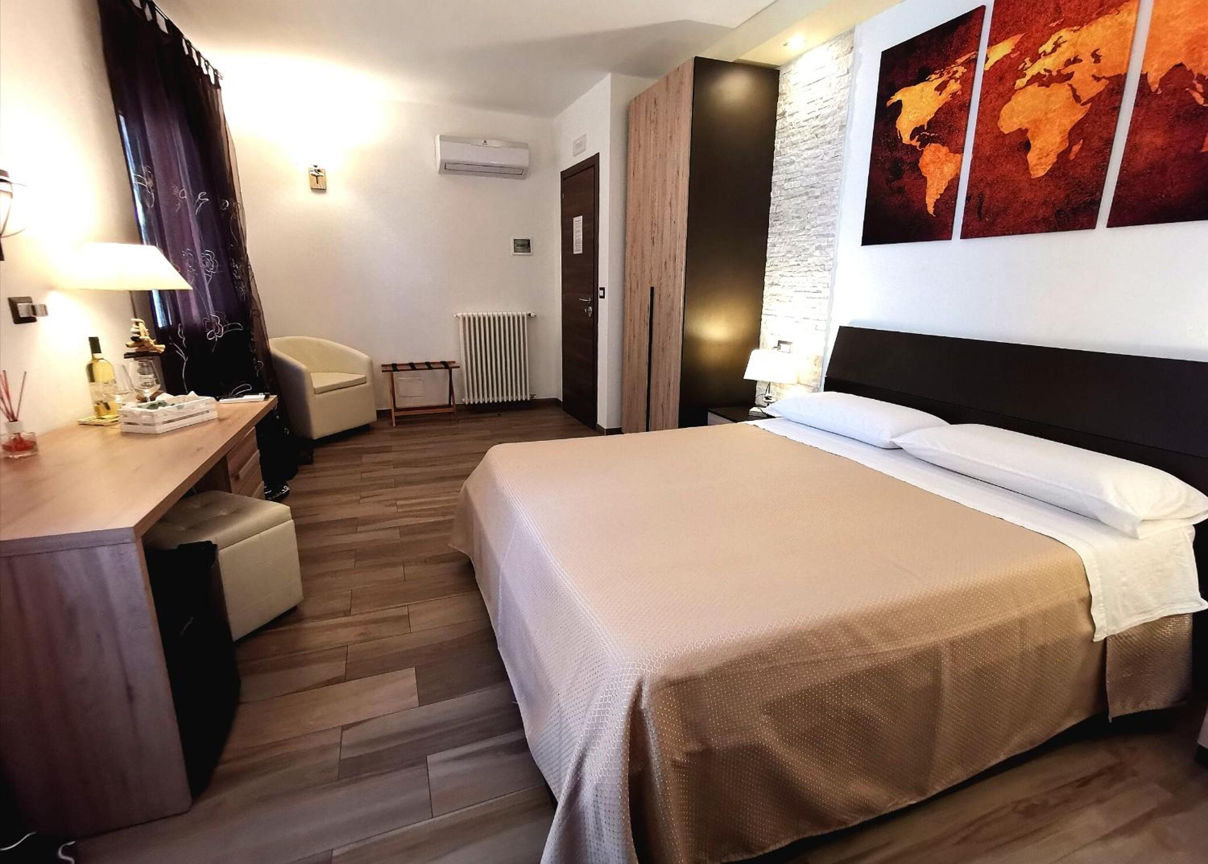 Deluxe Double Room - Photo 11