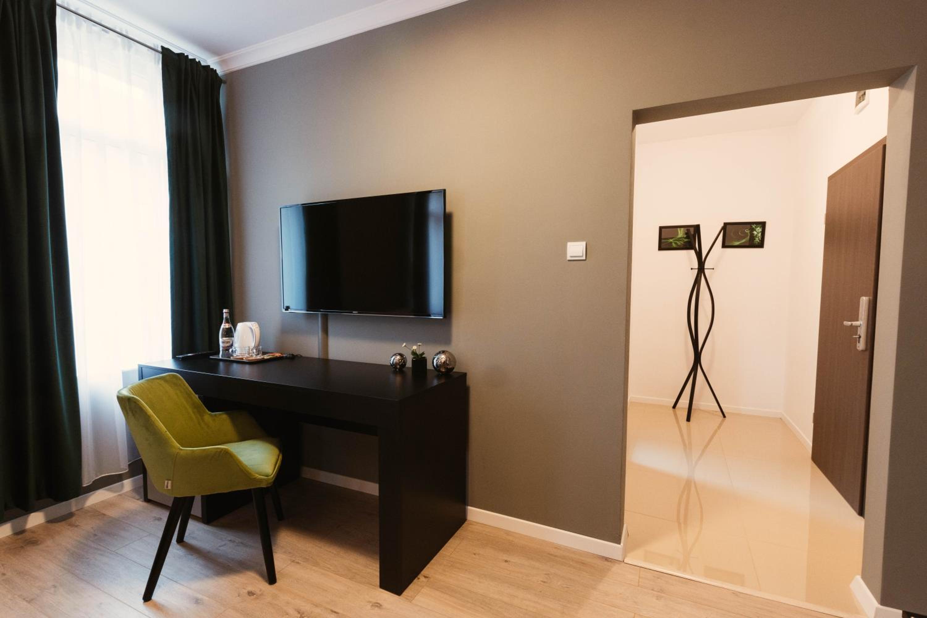 Double Room with Private Bathroom - Photo 9