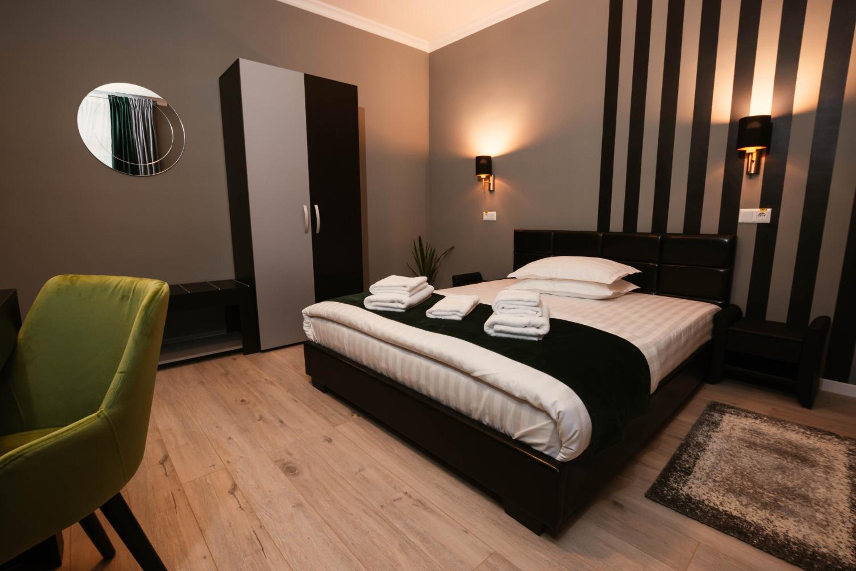 Double Room with Private Bathroom - Photo 11
