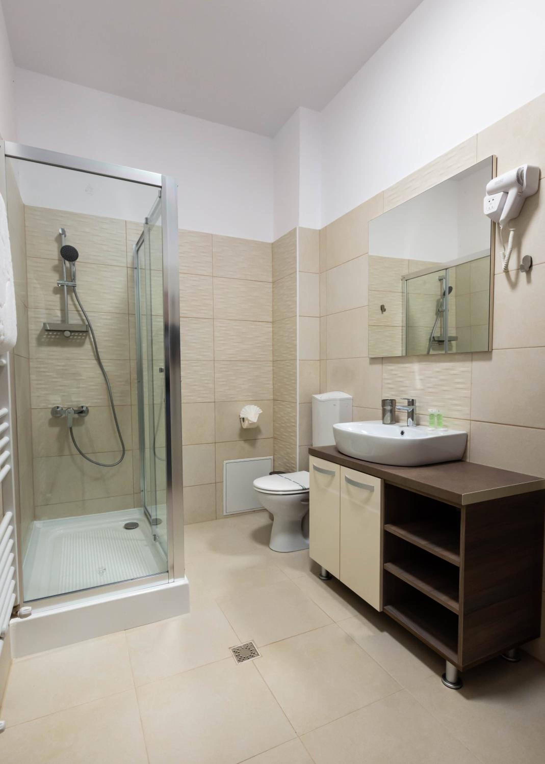 Double Room with Private Bathroom - Photo 14