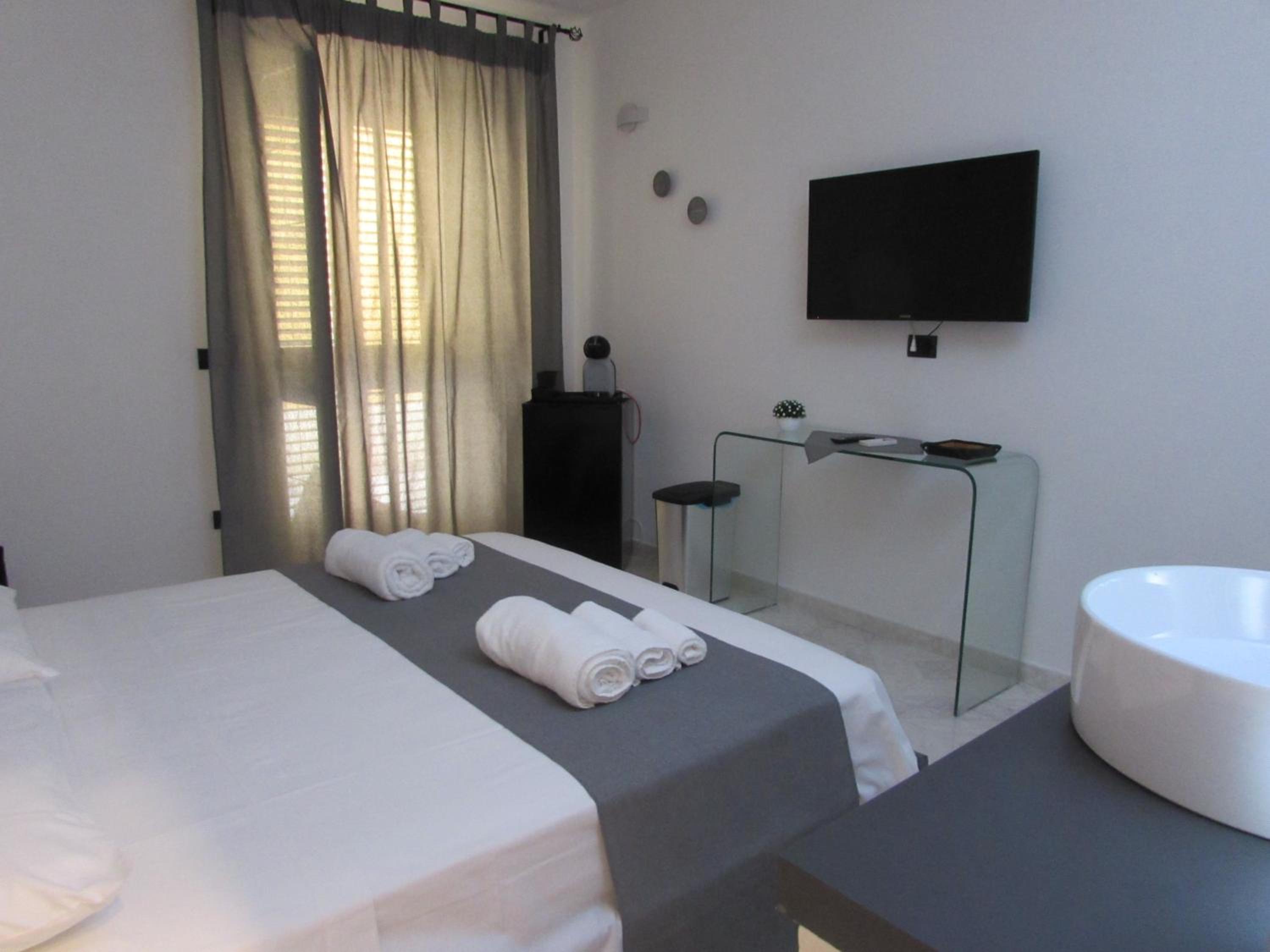 Double Room - Photo 11