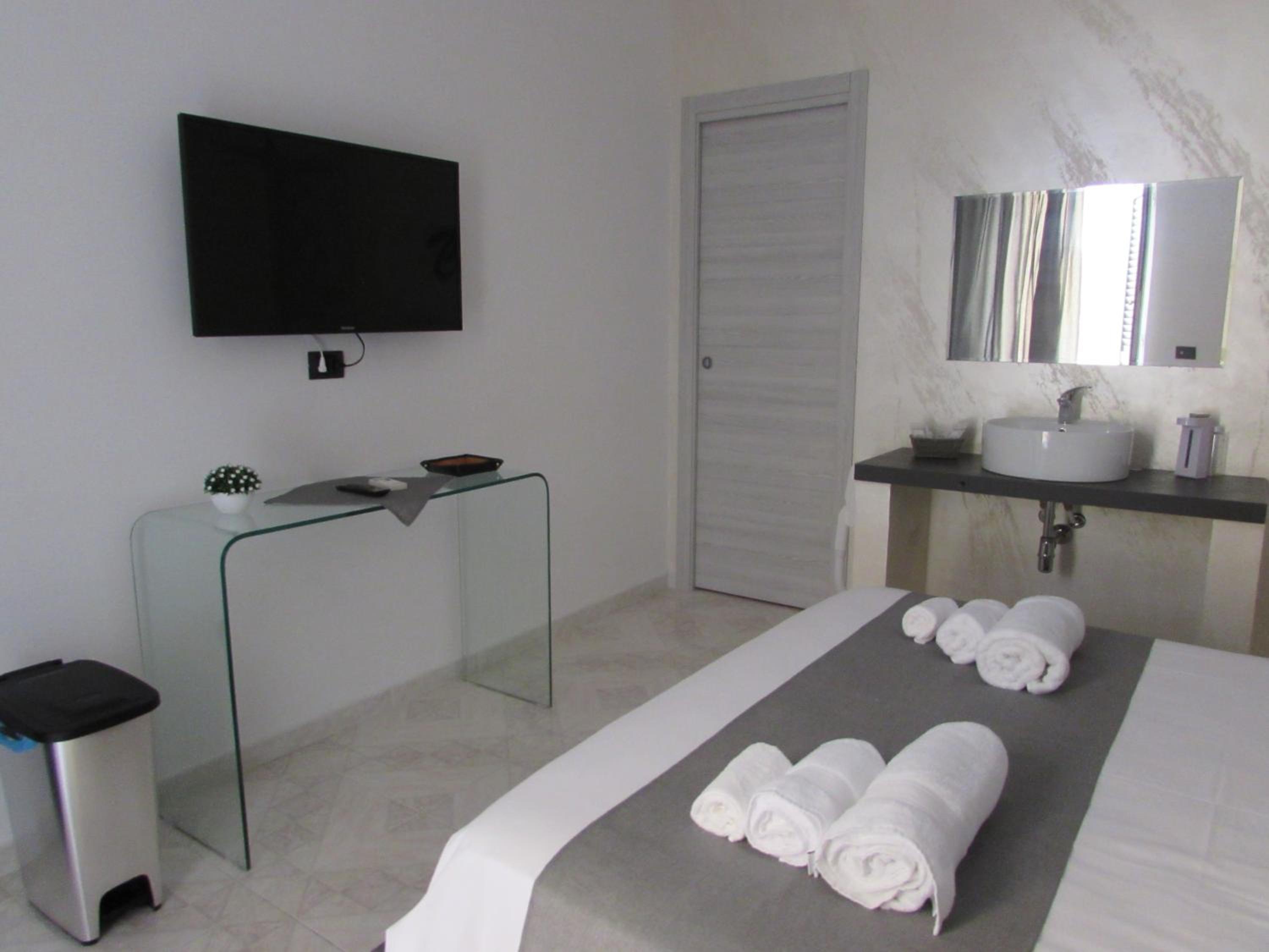 Double Room - Photo 2