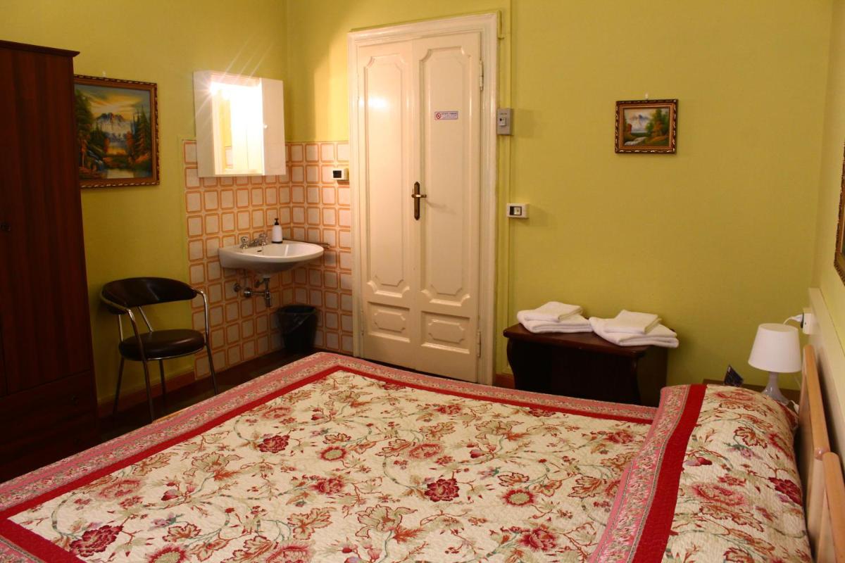 Standard Double Room with Shared Bathroom photo 3