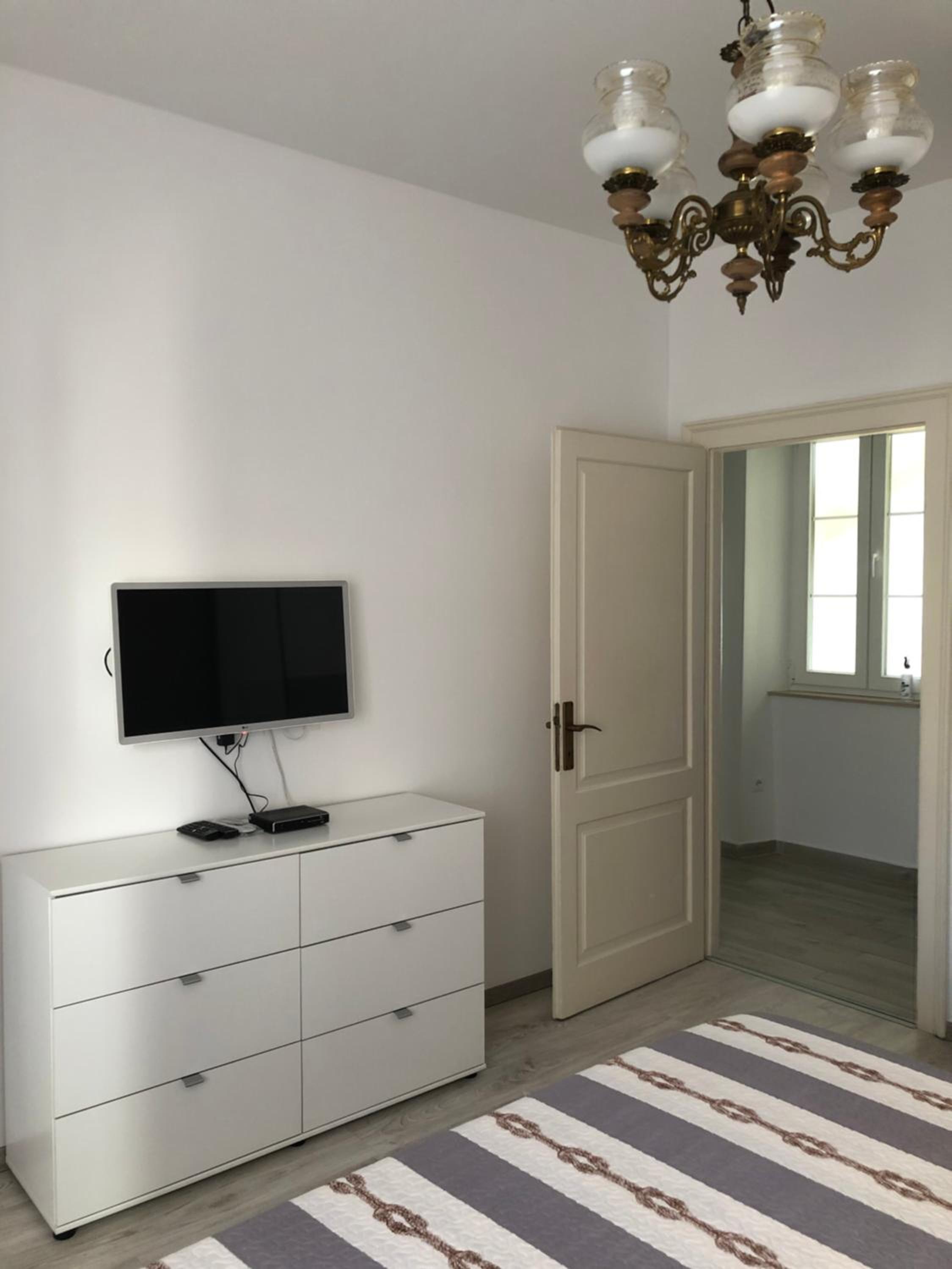 One-Bedroom Apartment - Photo 3