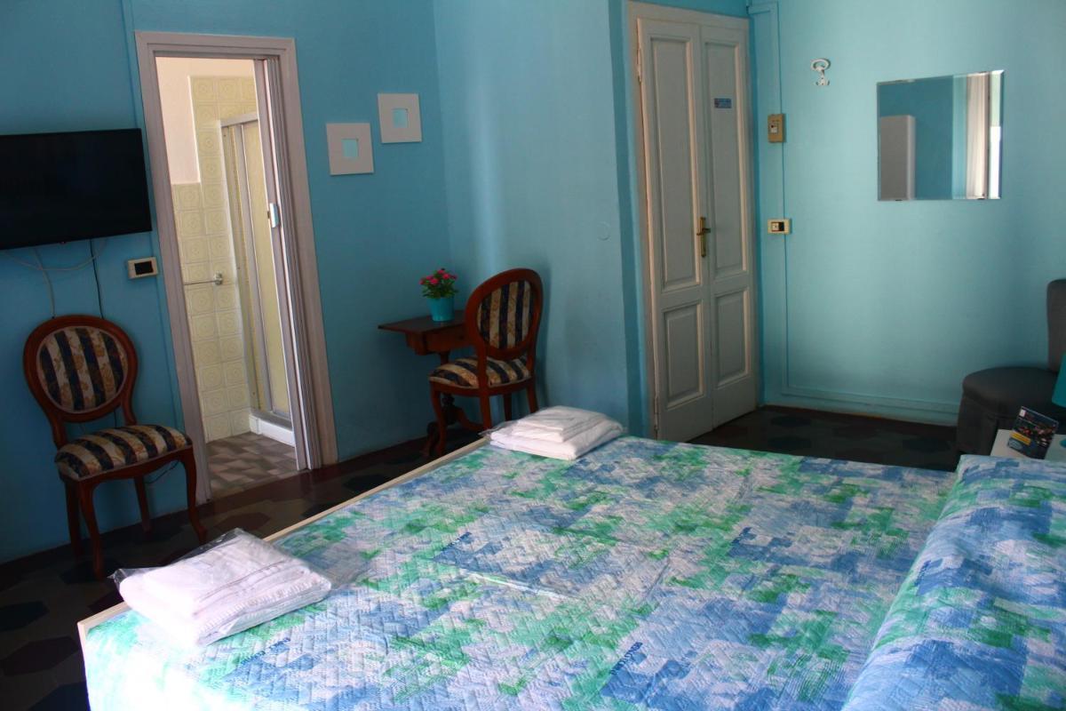 Double or Twin Room with Private Bathroom photo 2