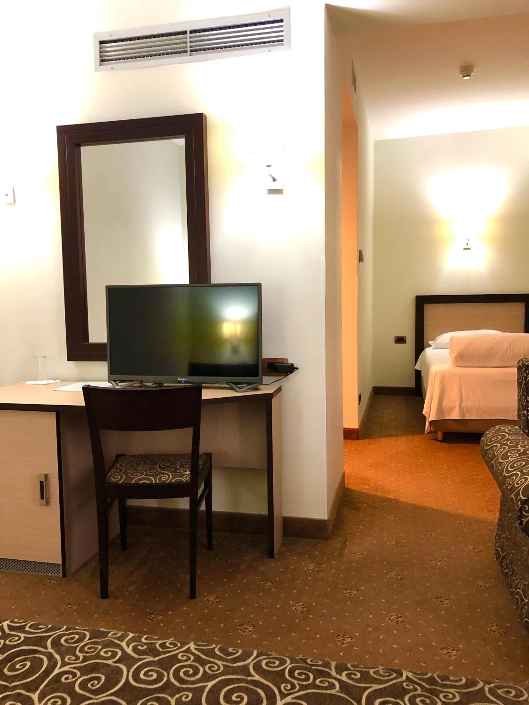 Family Room (2 Adults + 2 Children)