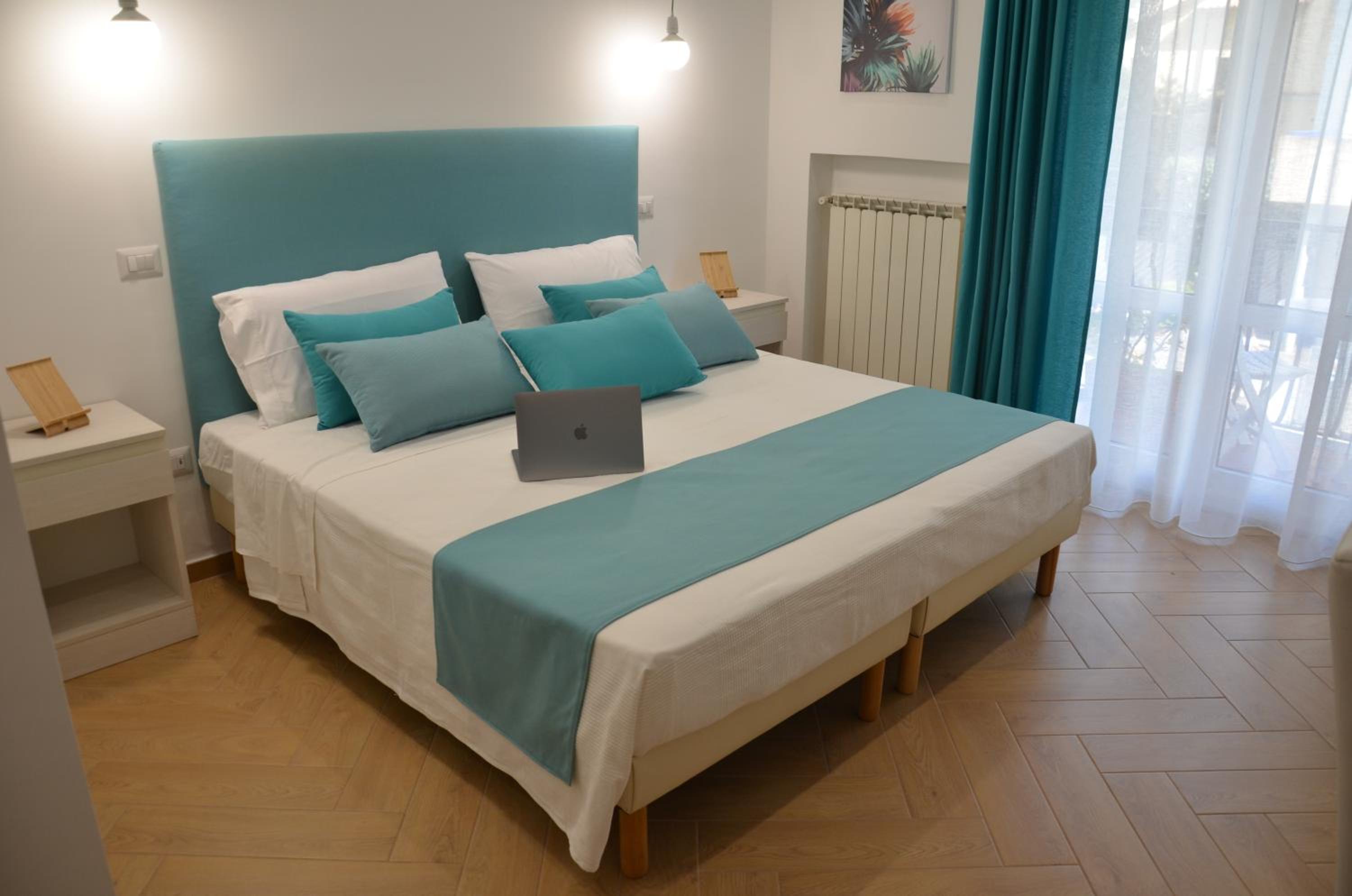 Deluxe Double Room with Balcony - Photo 3