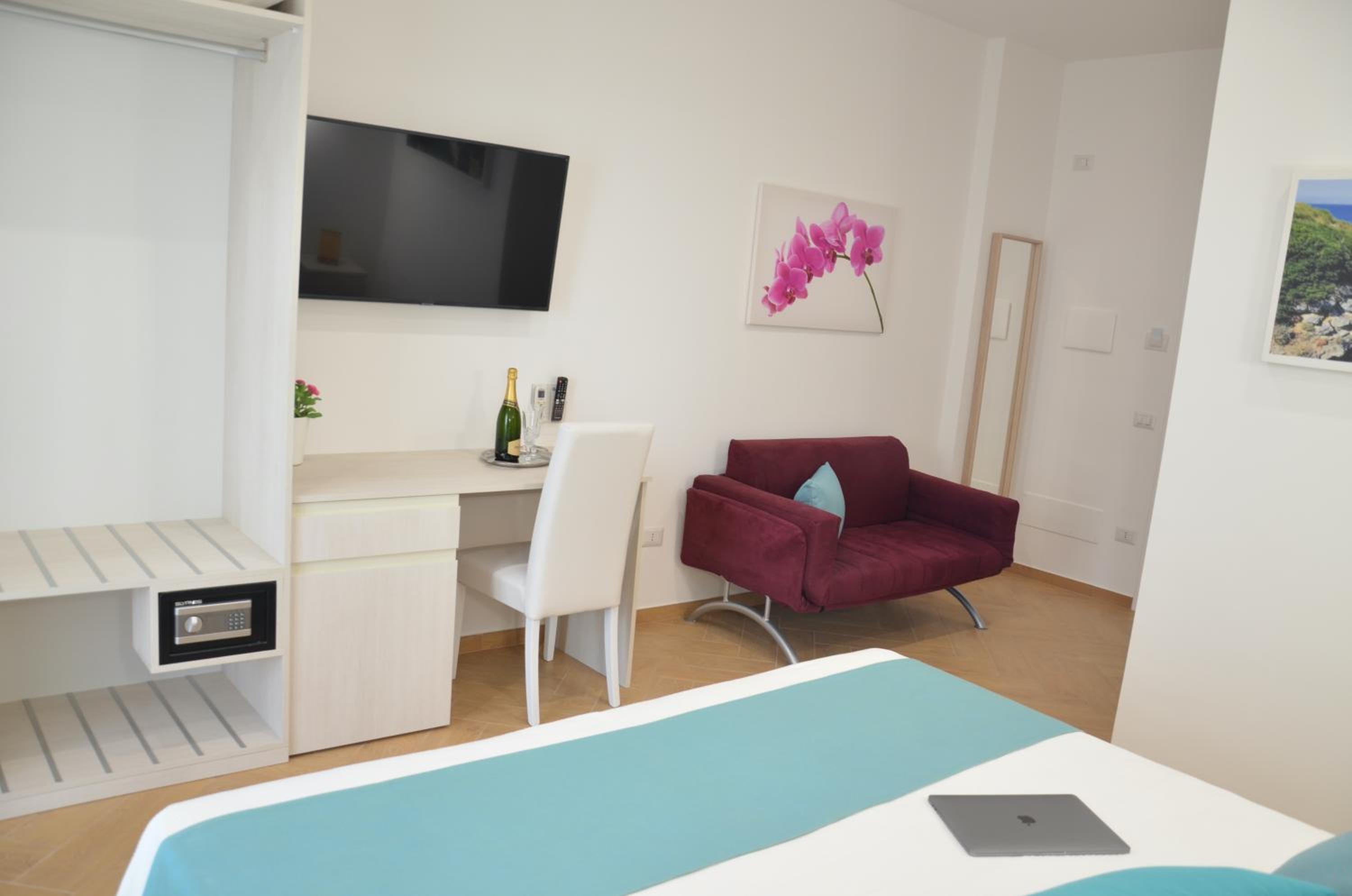 Deluxe Double Room with Balcony - Photo 5