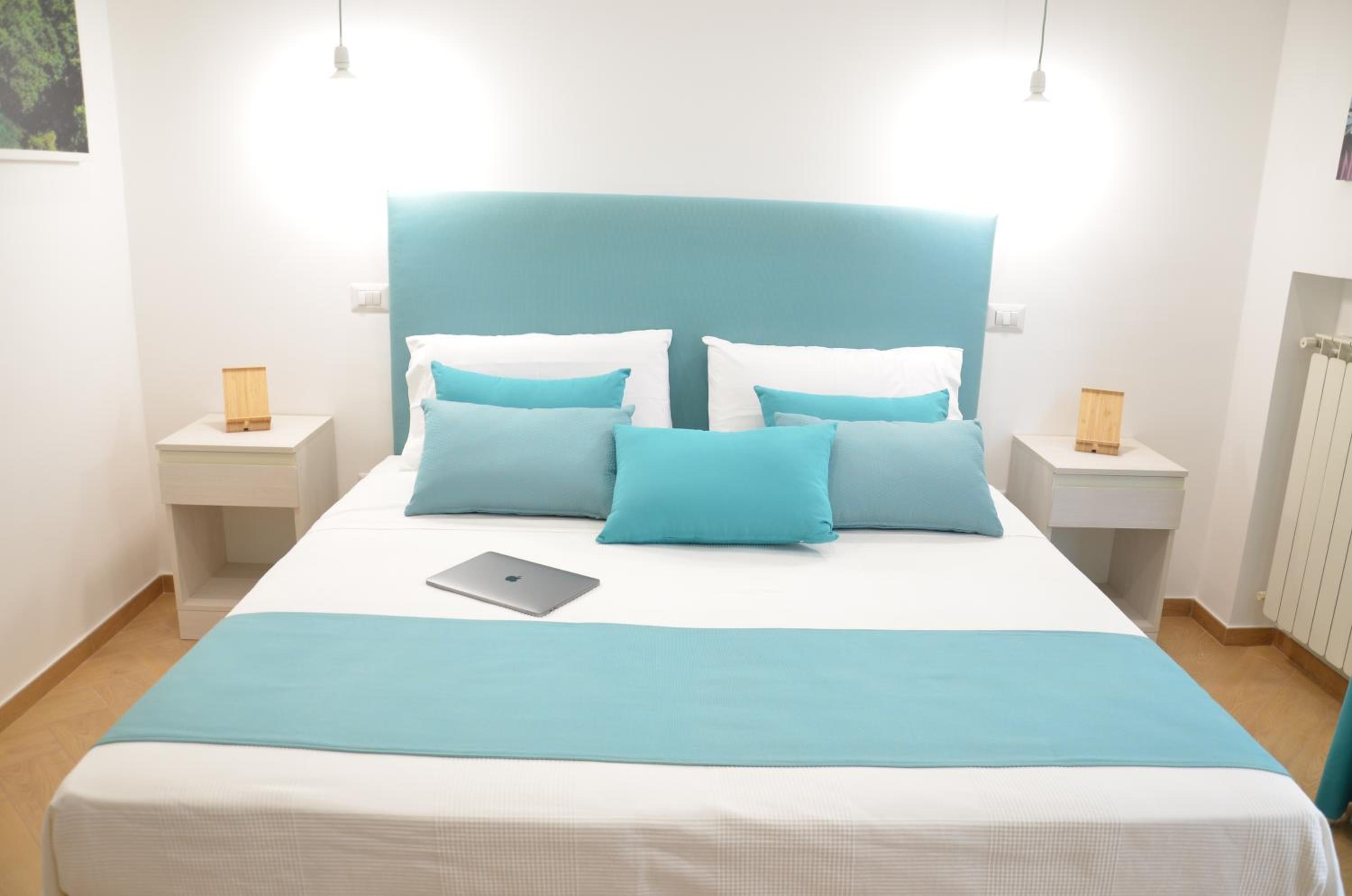Deluxe Double Room with Balcony - Photo 4