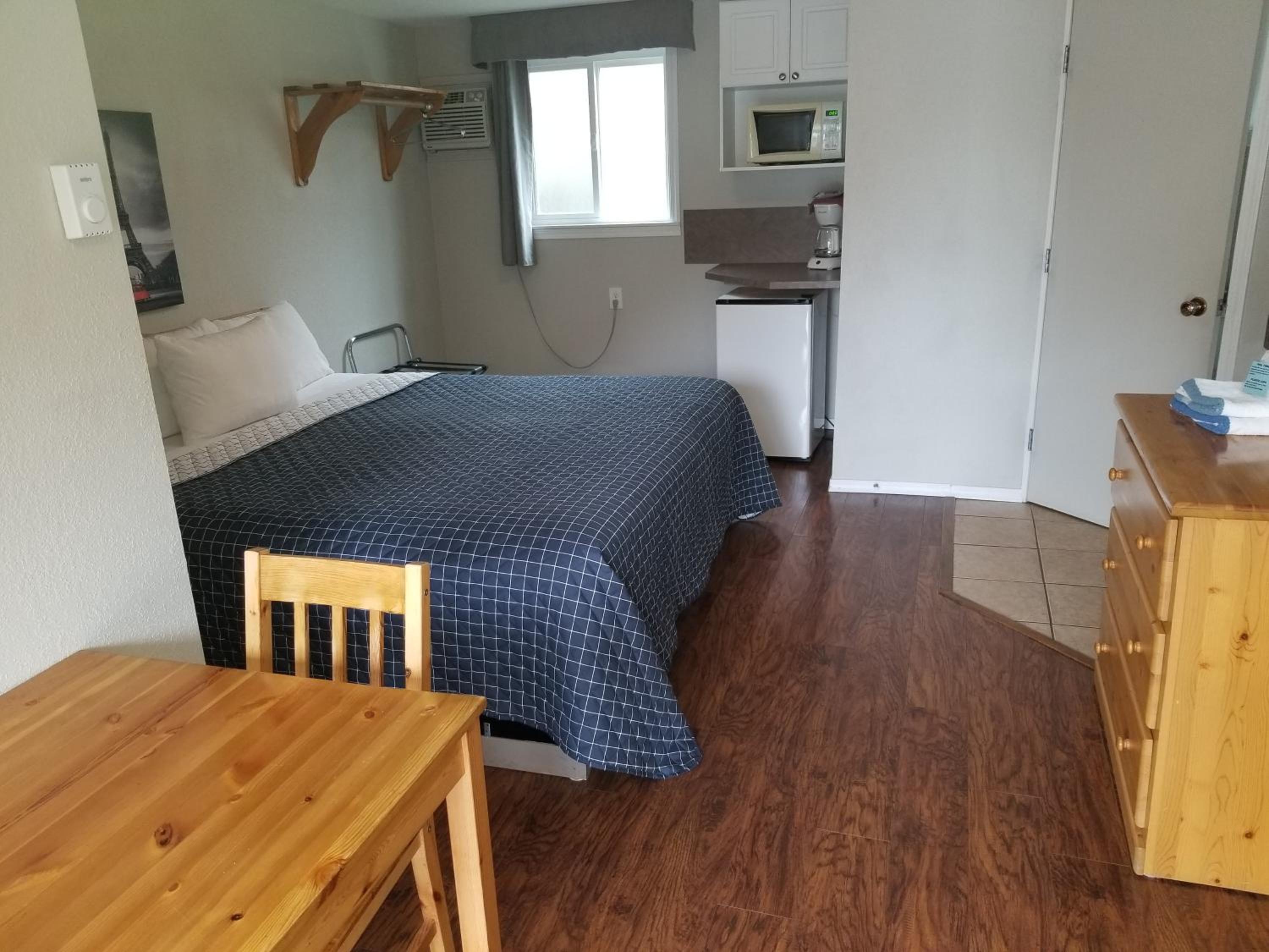 1 King Bed - No Kitchen photo 2