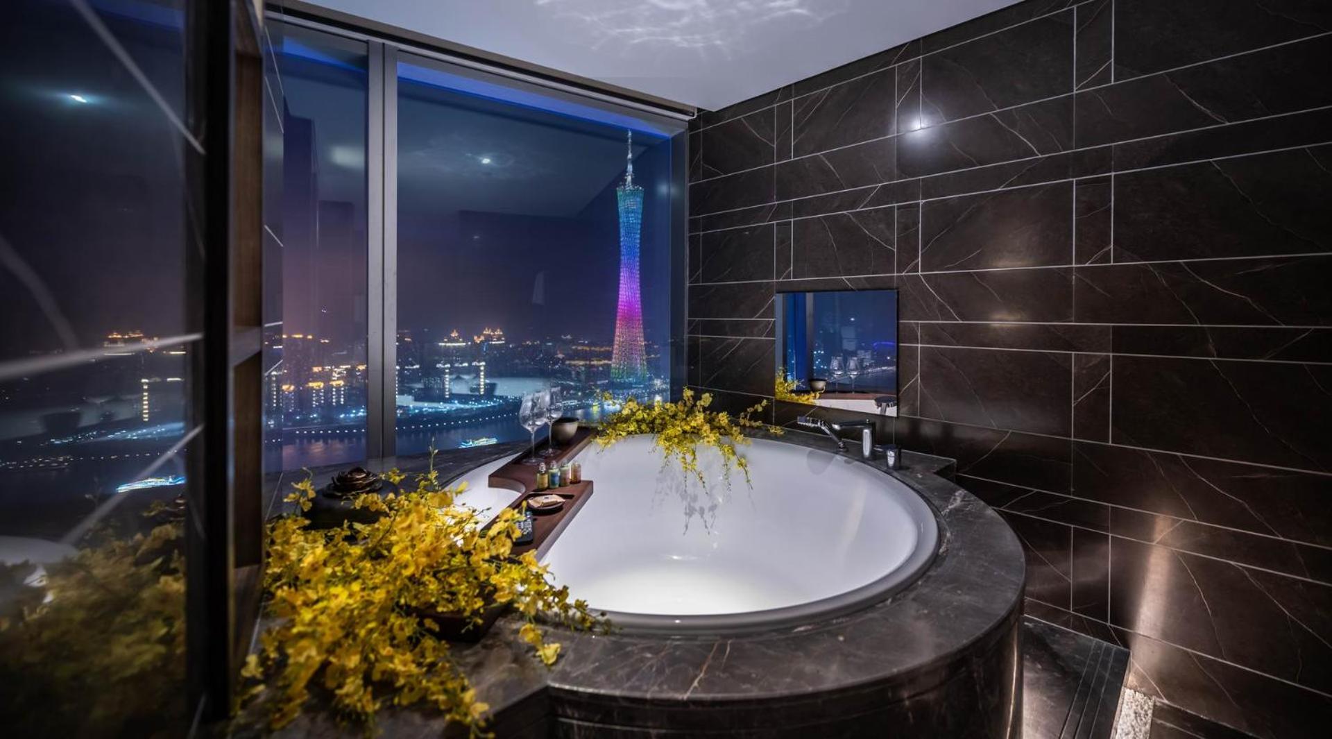 Deluxe Canton Tower River View King Room					 photo 2