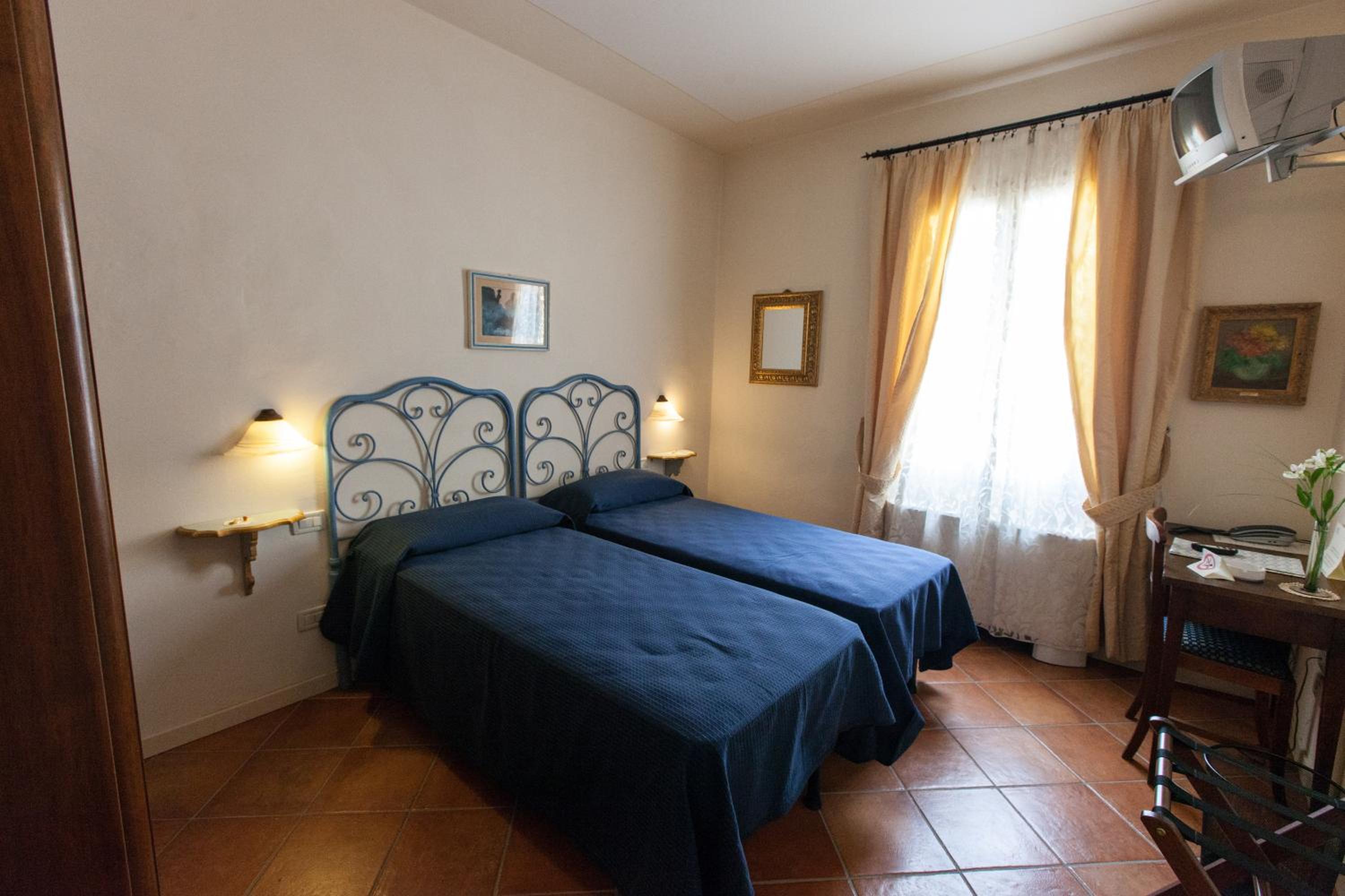 Triple Room with Private Bathroom photo 2