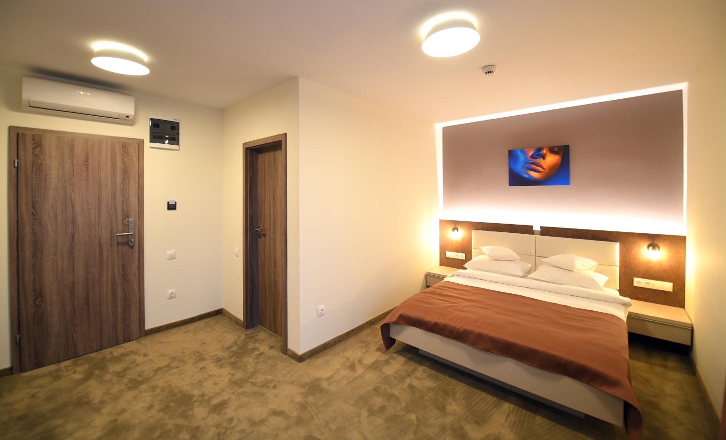 Double Room with Private Bathroom - Photo 2